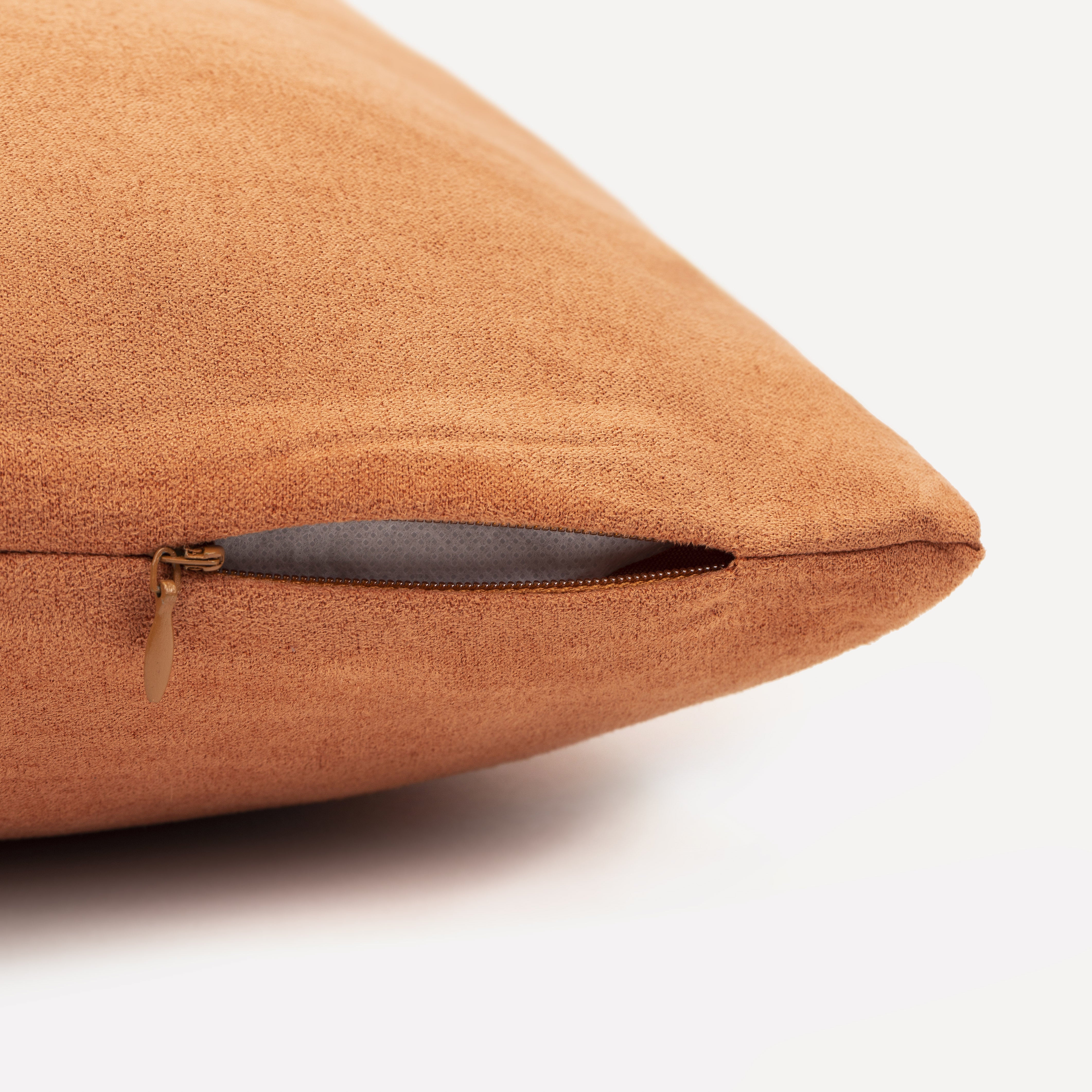 Almofada quadrante em camurça cor mandarim - capa + enchimento