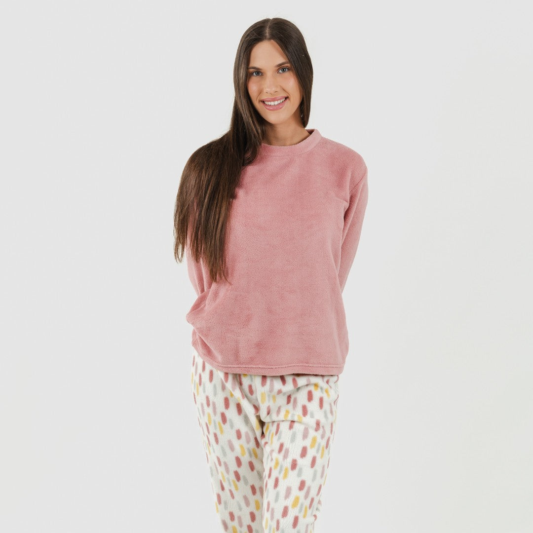 Pijama coral com bolinhas lilás e rosa.