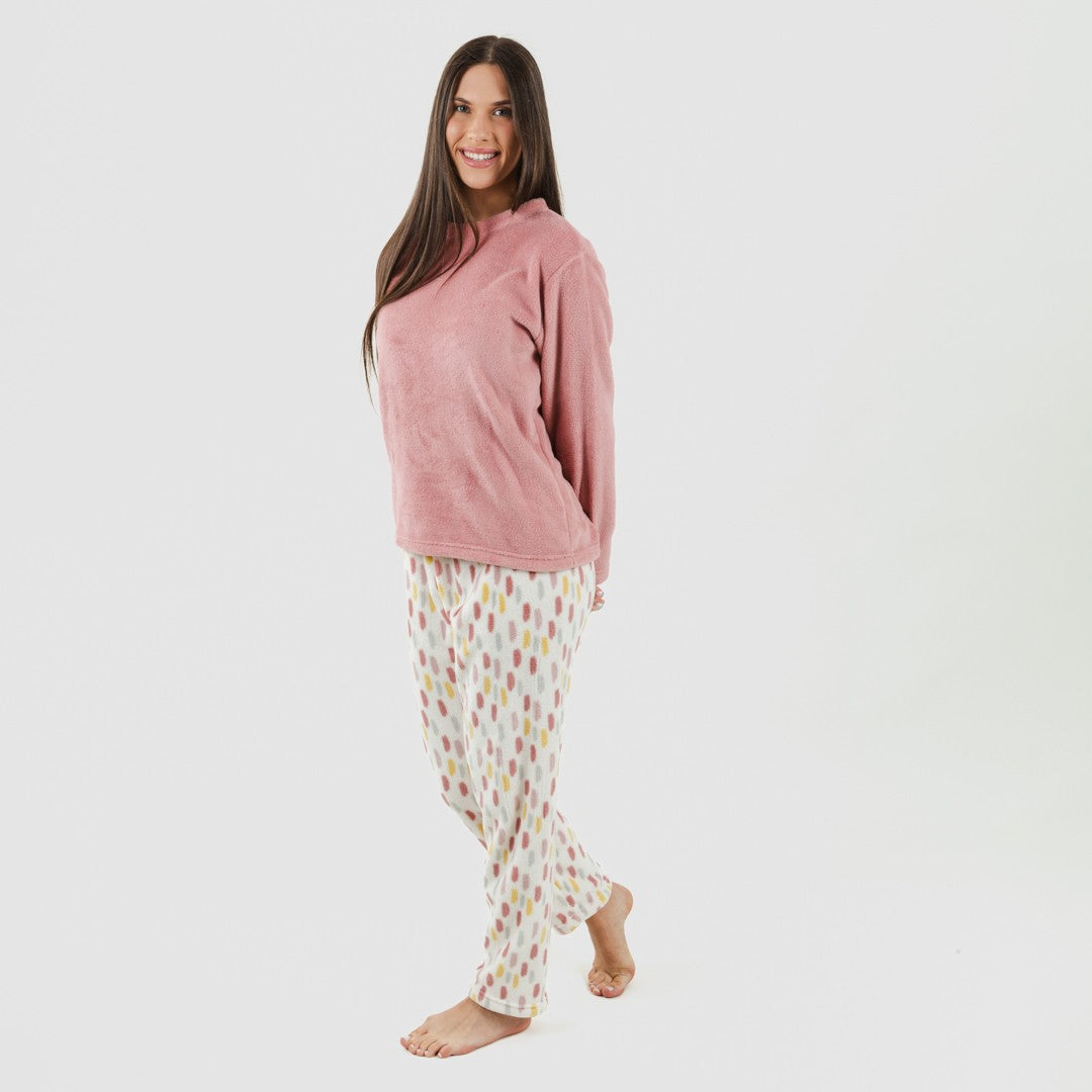 Pijama coral com bolinhas lilás e rosa.