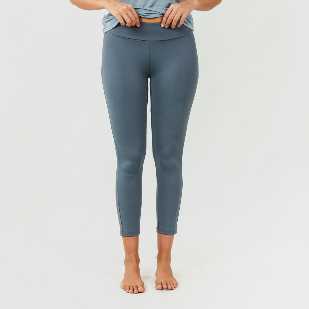 Conjunto esportivo feminino de leggings compridas em tons de índigo claro/escuro.