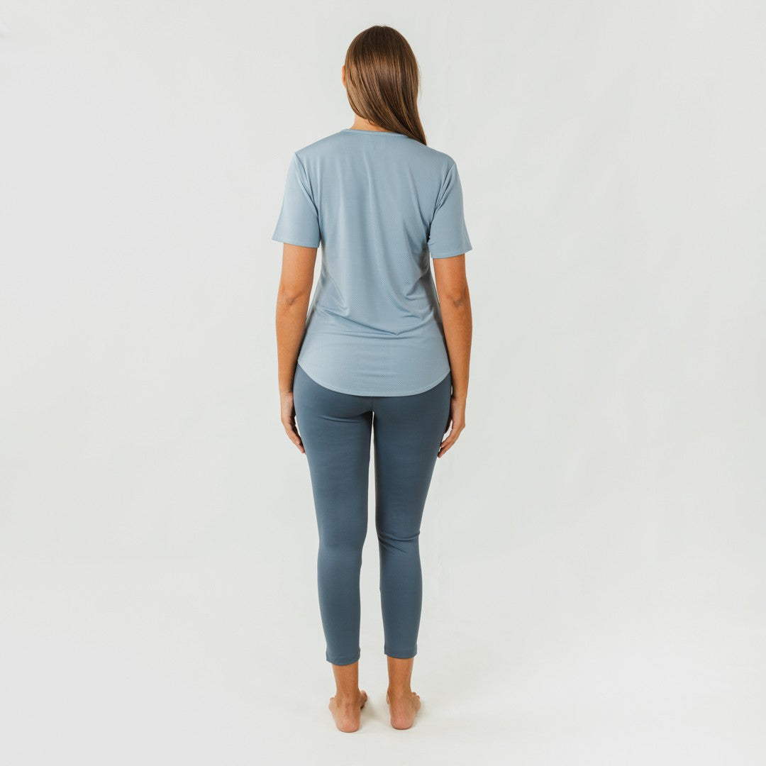 Conjunto esportivo feminino de leggings compridas em tons de índigo claro/escuro.