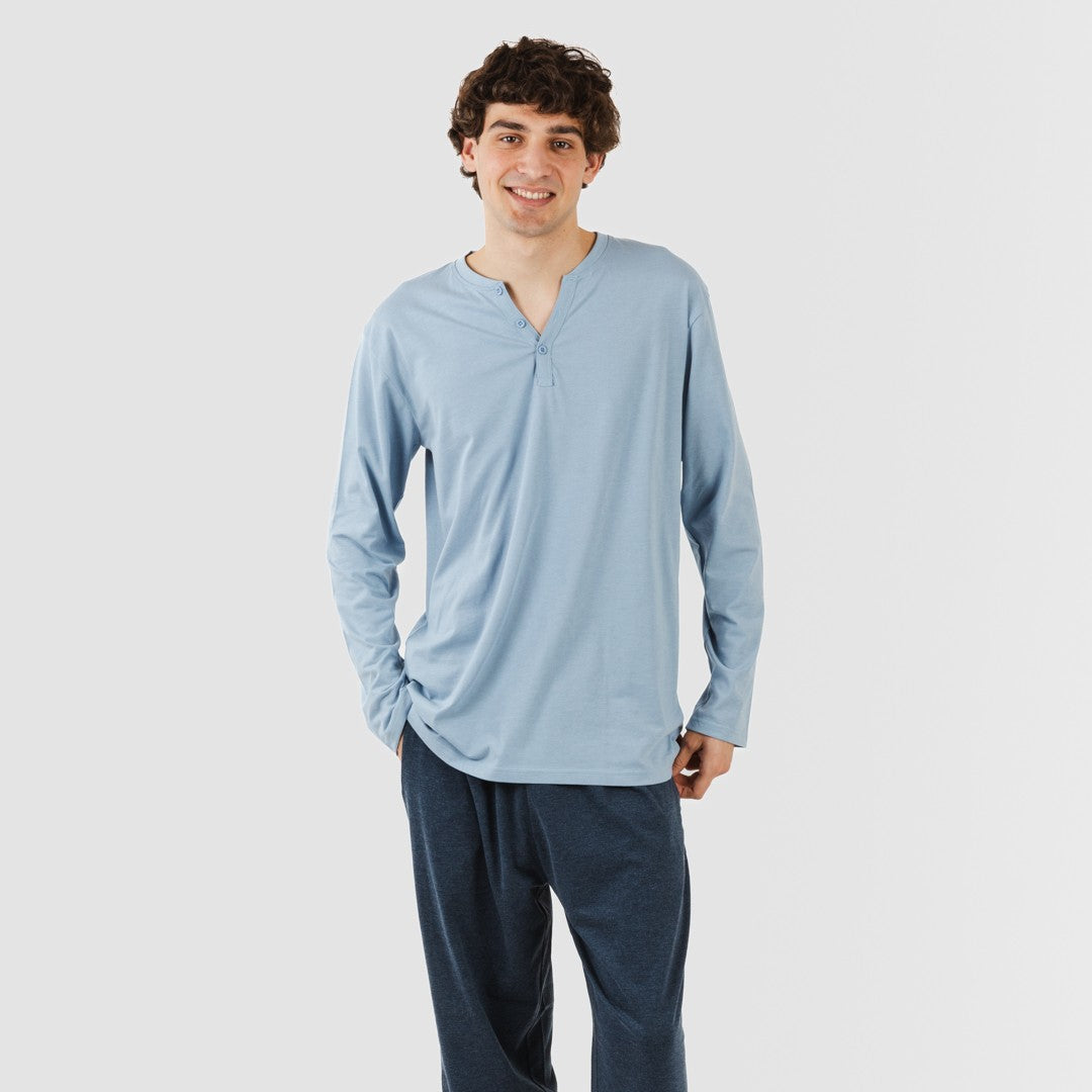 Pijama masculino comprido com botões, nas cores índigo e azul marinho.