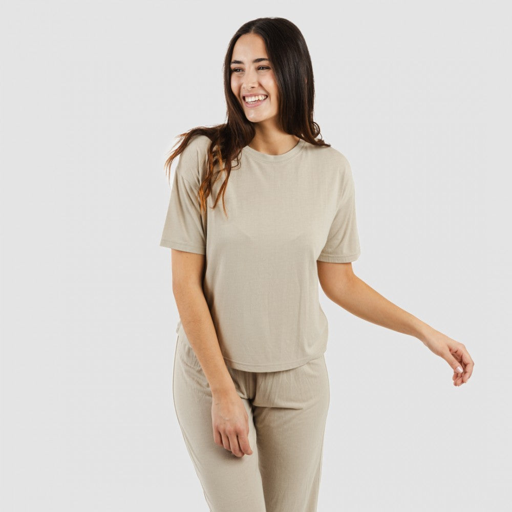 Pijama feminino de viscose lisa, manga curta e comprimento longo.