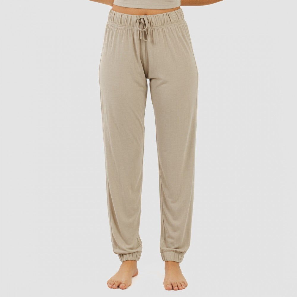 Pijama feminino de viscose lisa, manga curta e comprimento longo.