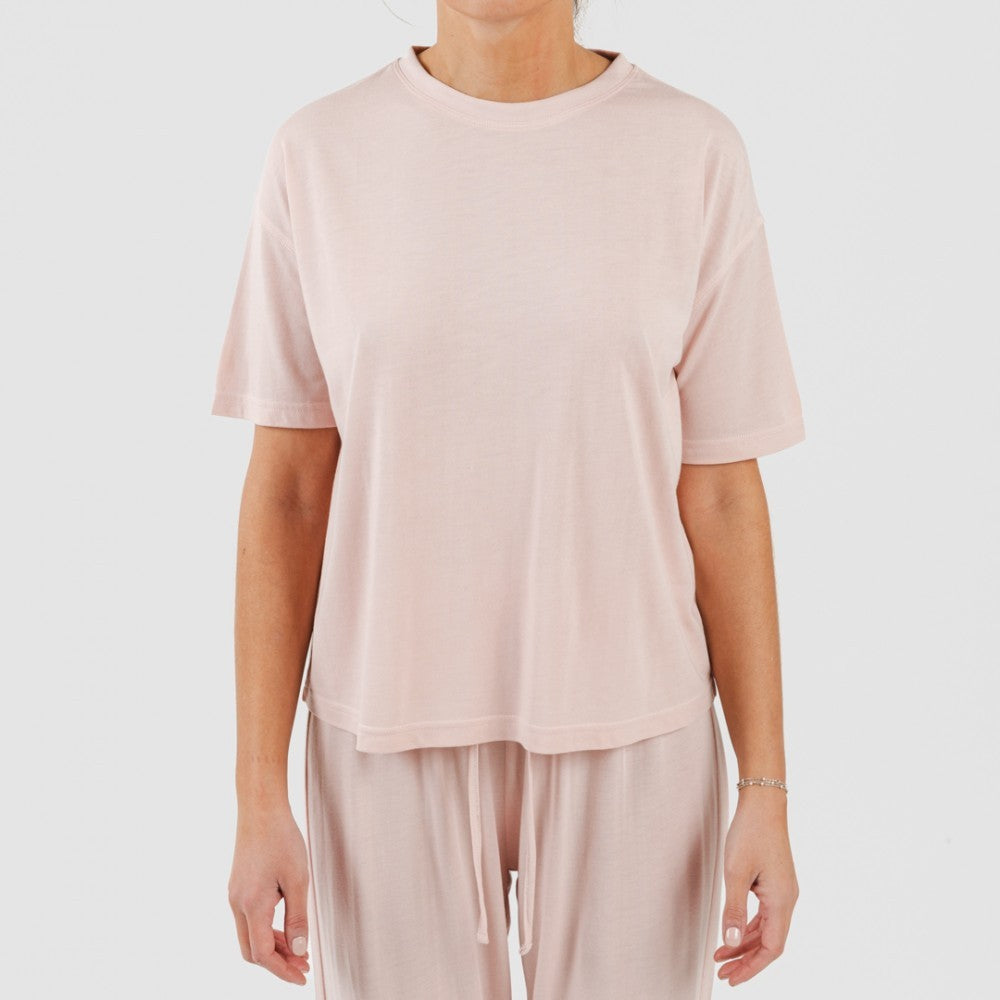 Pijama feminino de viscose lisa, manga curta e comprimento longo.