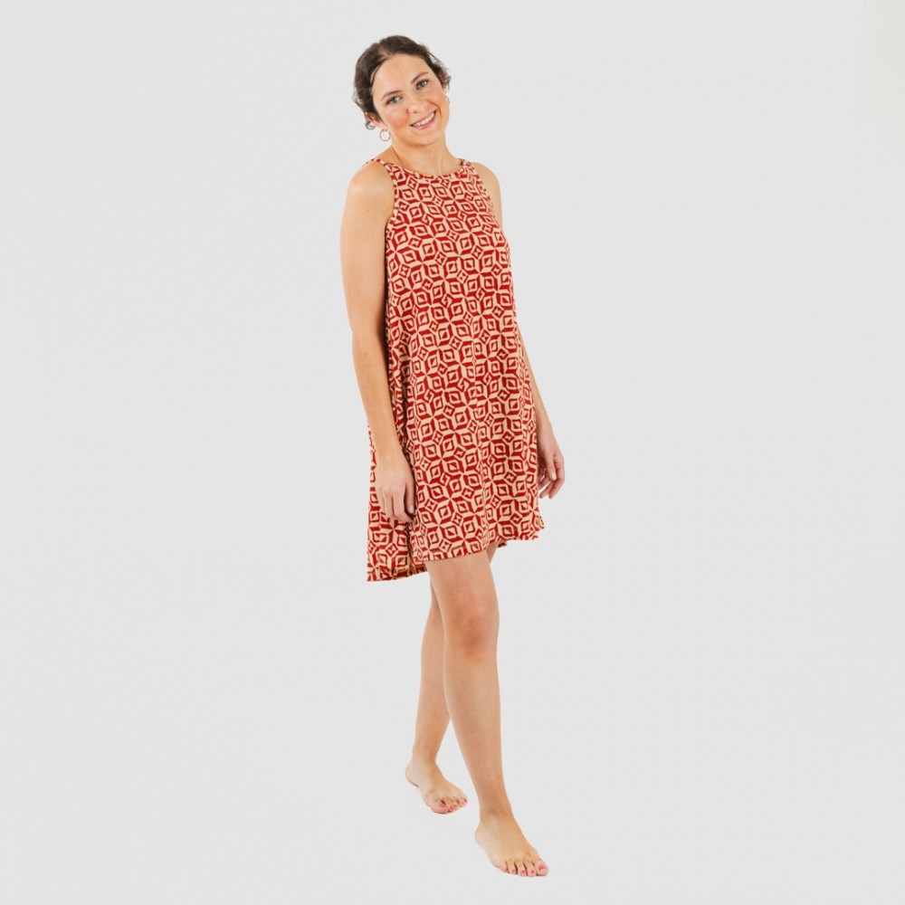 Vestido curto de crepe com alças, cor terracota coríntia