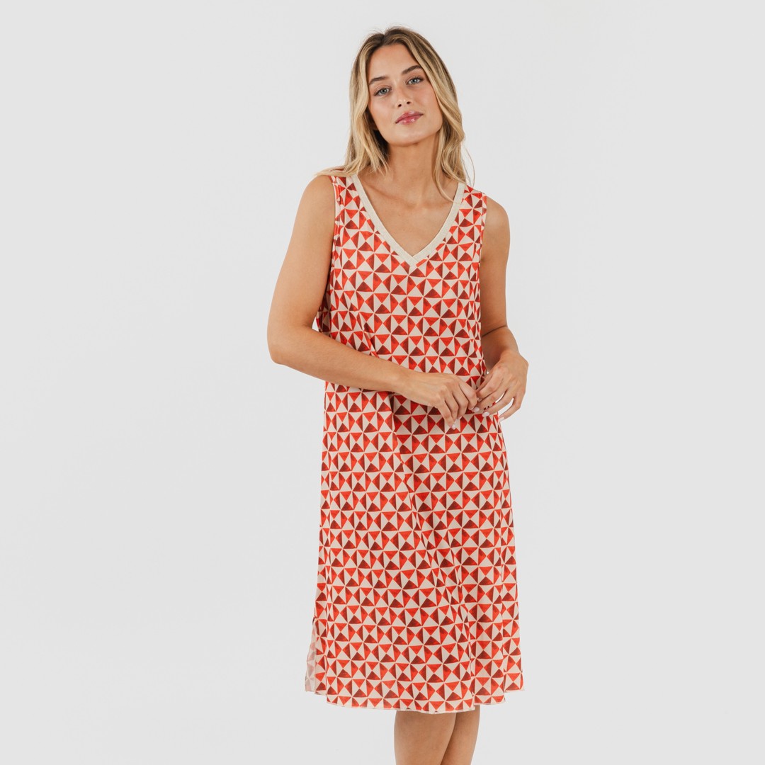 Vestido midi Tucson com alças finas na cor terracota.