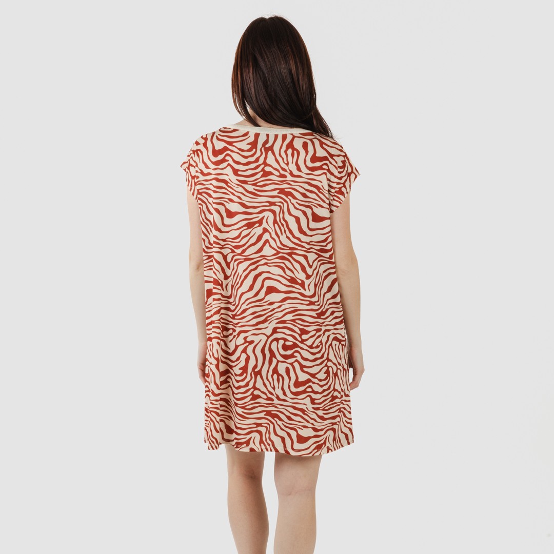 Vestido curto Palmina com mangas fluidas e macias, cor terracota.