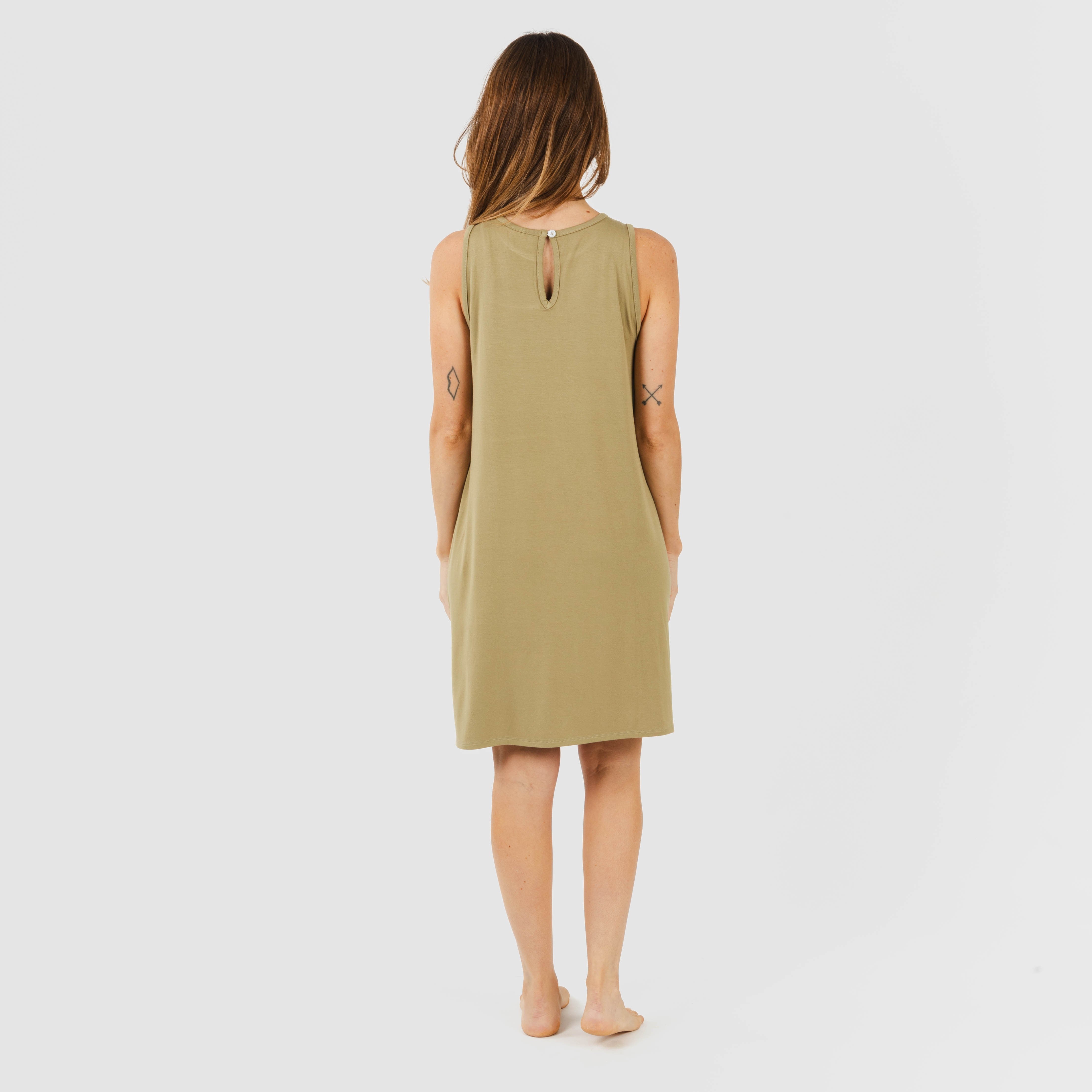 Vestido curto com alças, em viscose lisa.