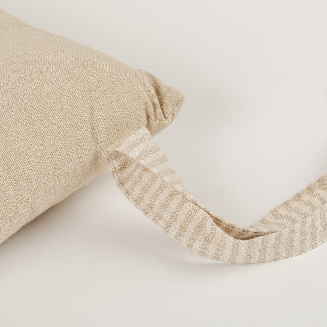 Almofada de algodão simples com botões e ferro de passar.