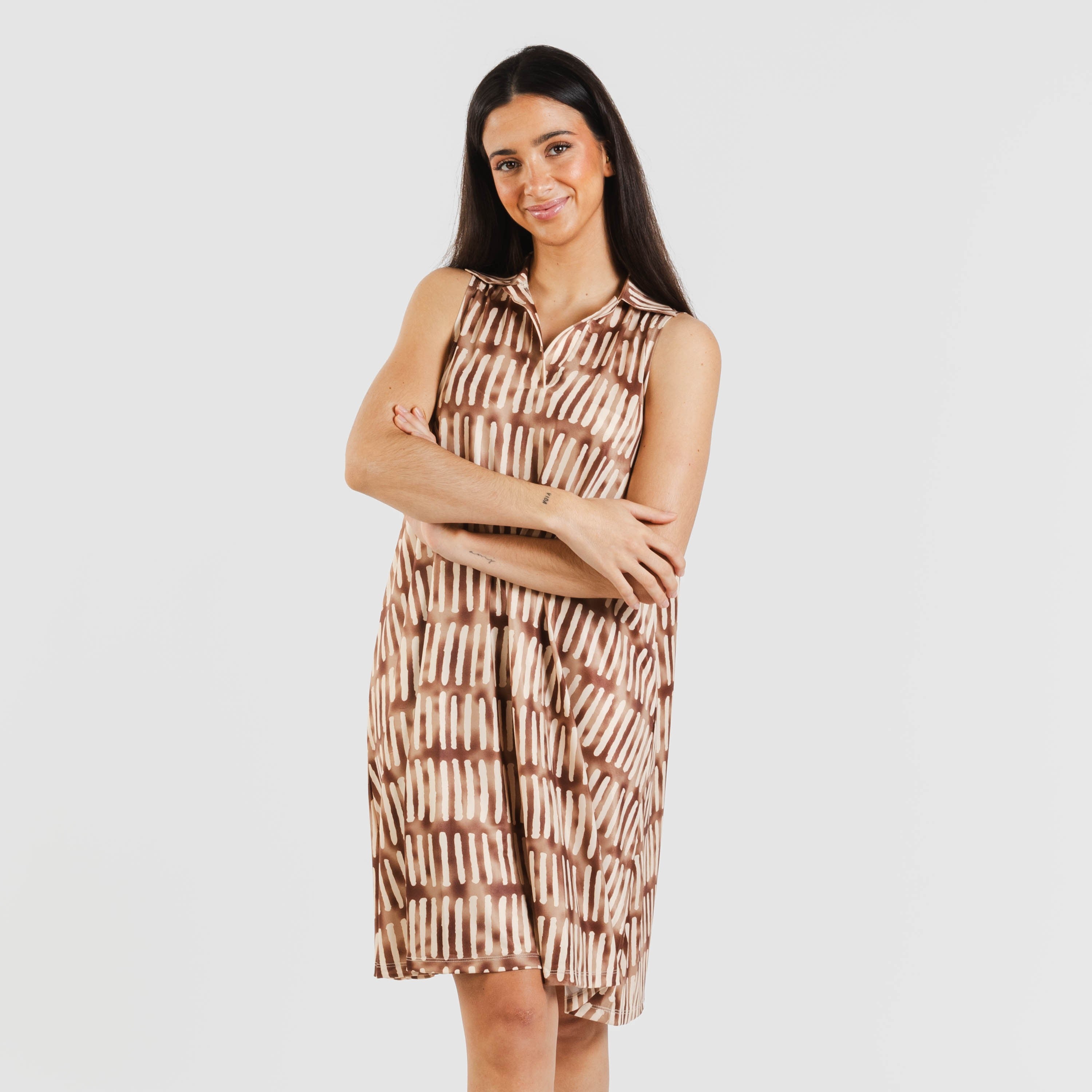 Vestido curto marrom limão com gola e lapela suaves.