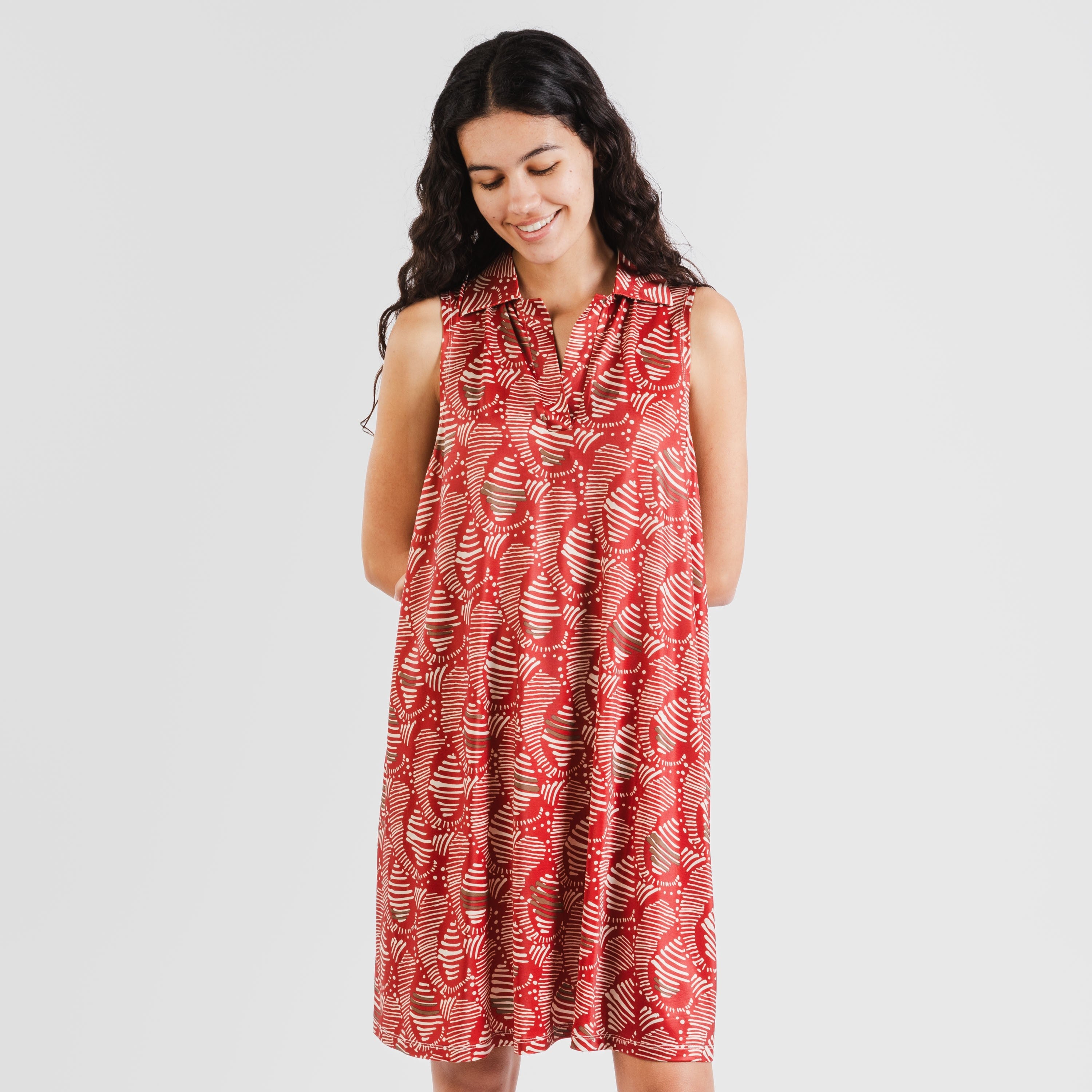 Vestido curto Zumaia cor de vinho com gola e lapela suaves.