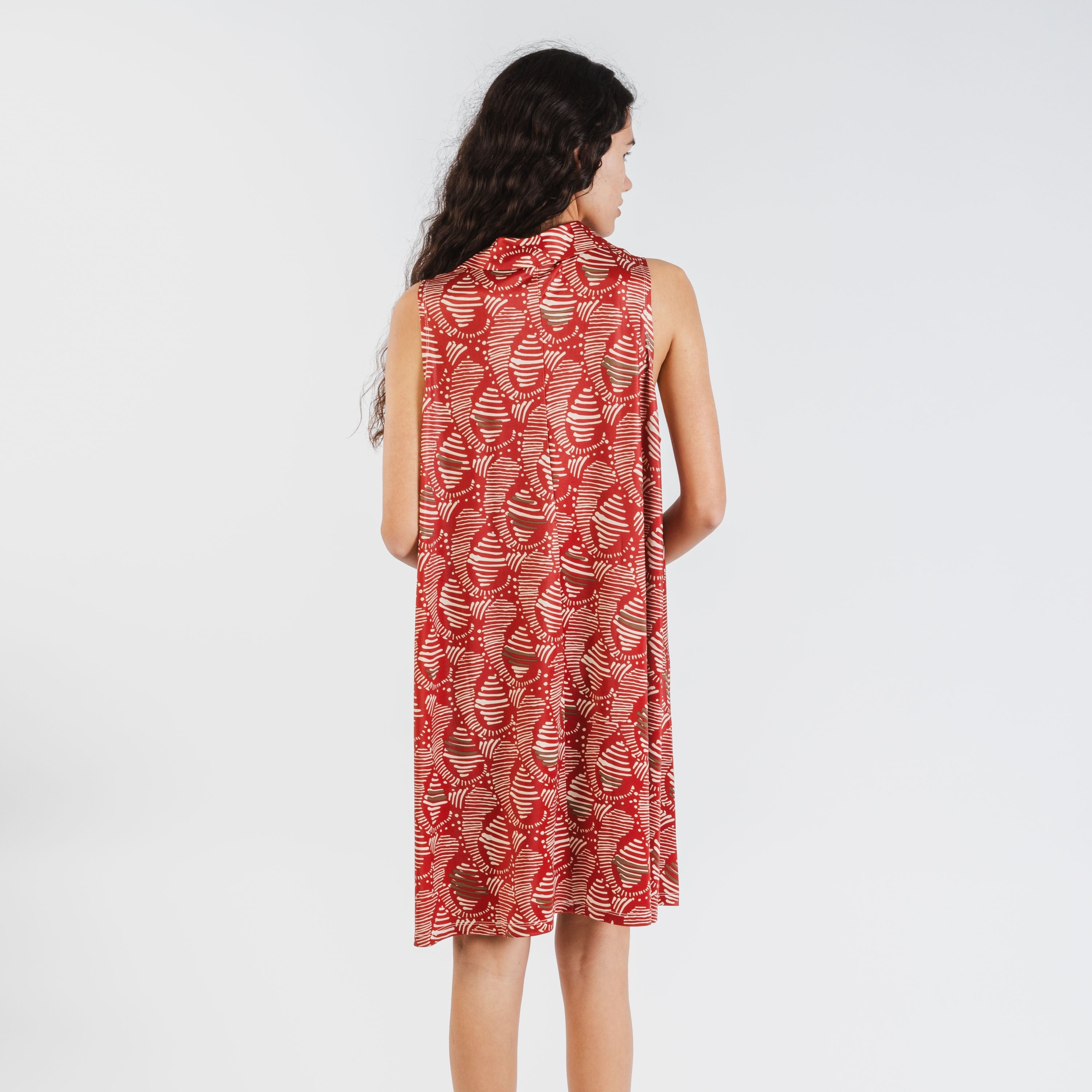 Vestido curto Zumaia cor de vinho com gola e lapela suaves.