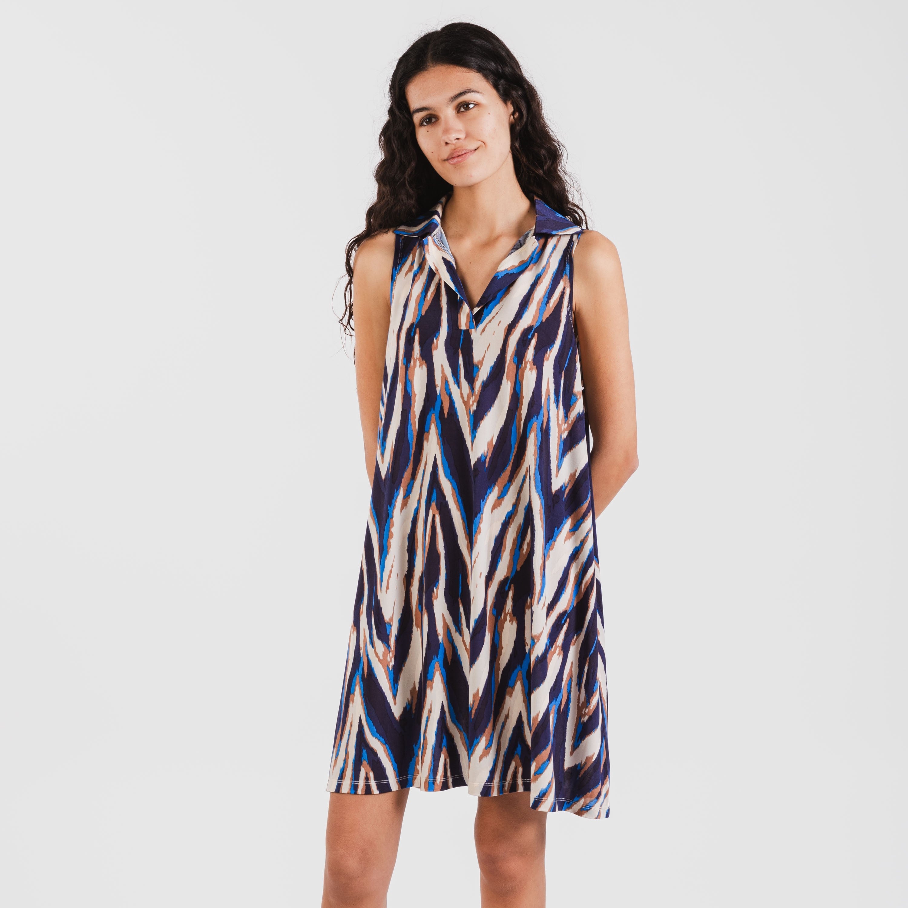 Vestido curto azul Catherine com gola e lapela suaves.