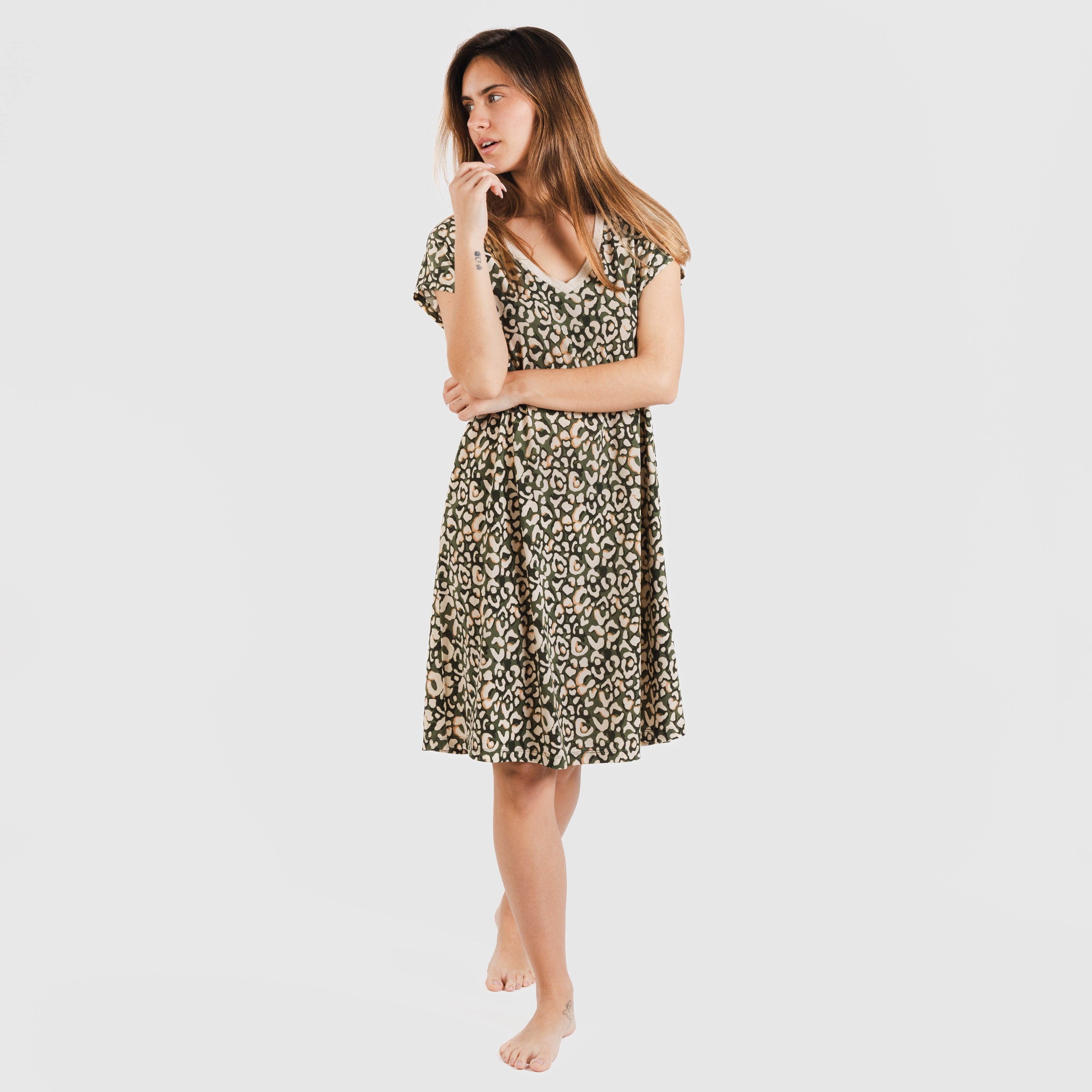 Vestido curto Milina verde-caça em crepe com mangas fluidas.