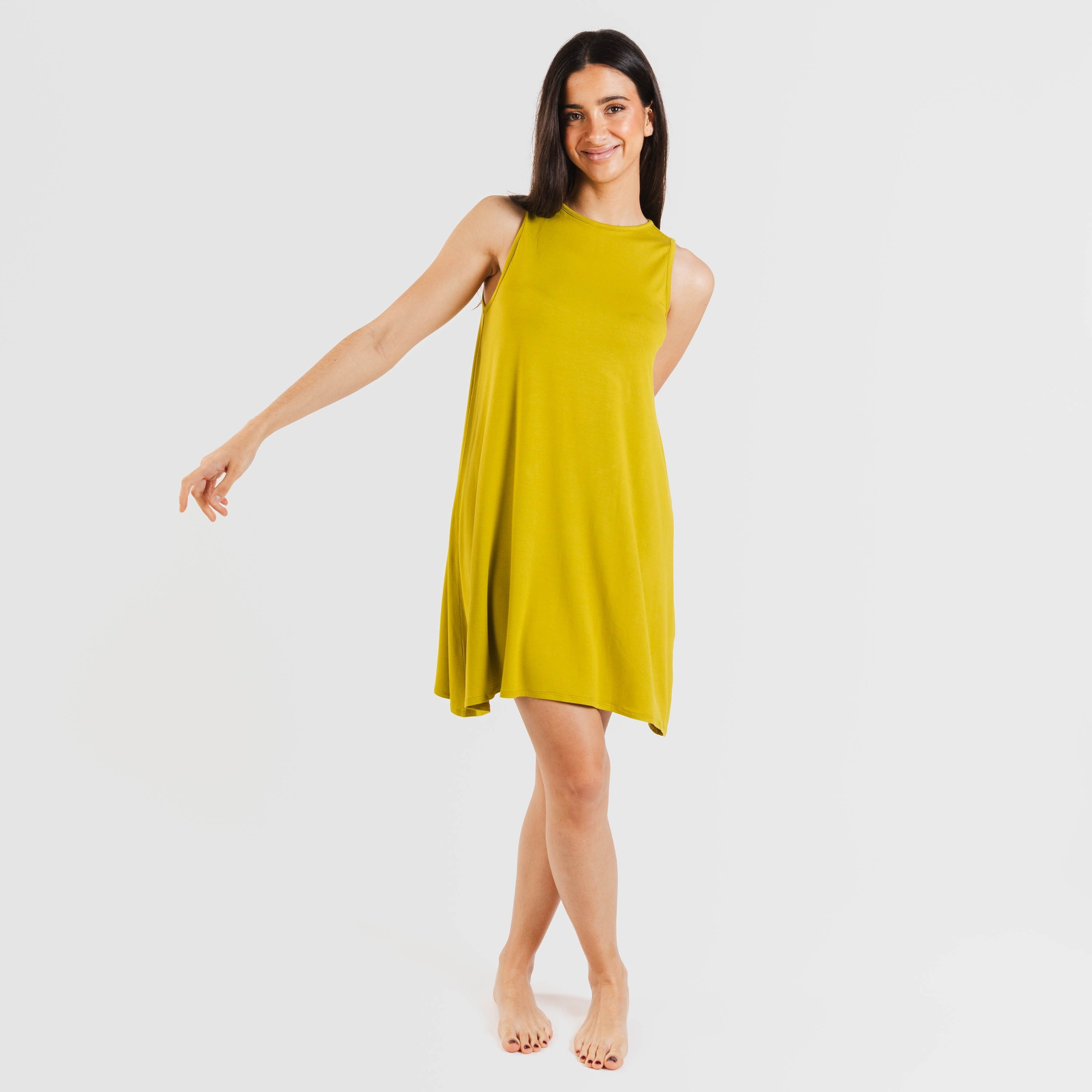 Vestido curto com alças, em viscose lisa.