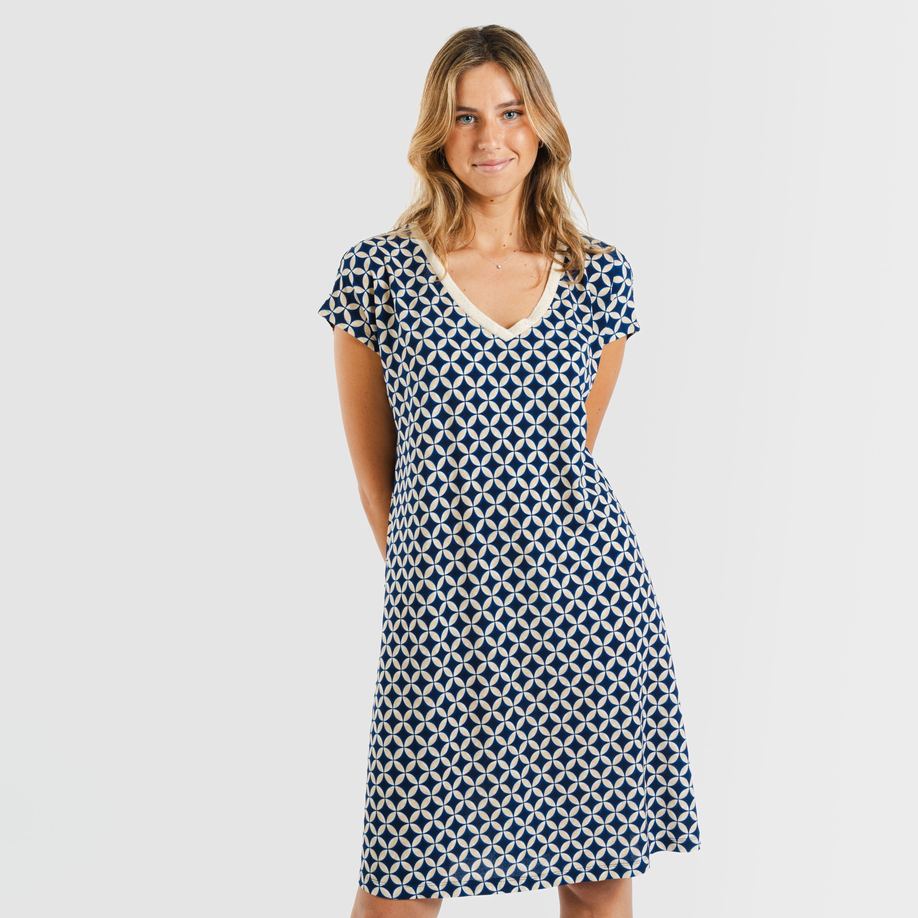 Vestido curto Ohio azul marinho em crepe com mangas fluidas