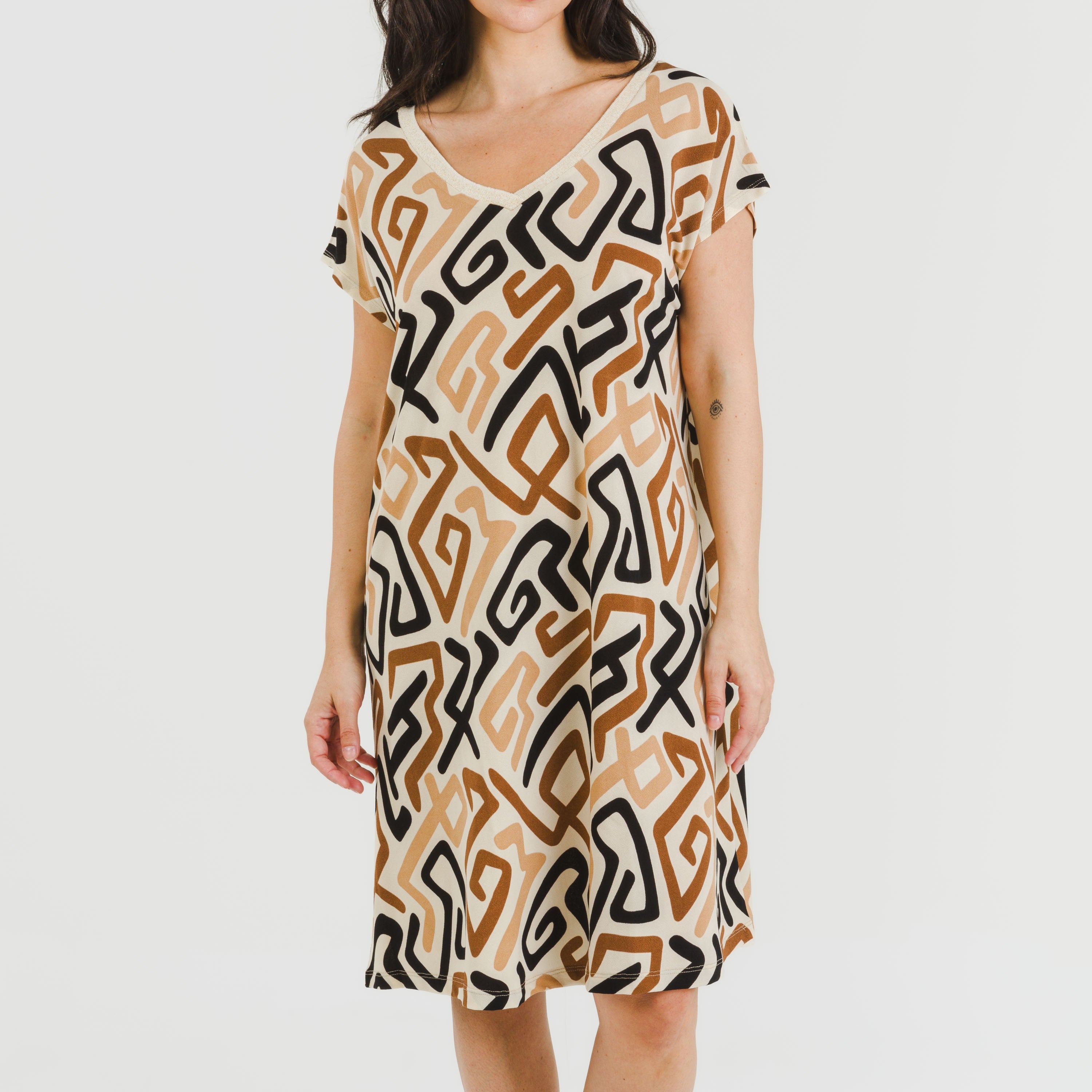 Vestido Domeka marrom crepe com mangas fluidas - preto