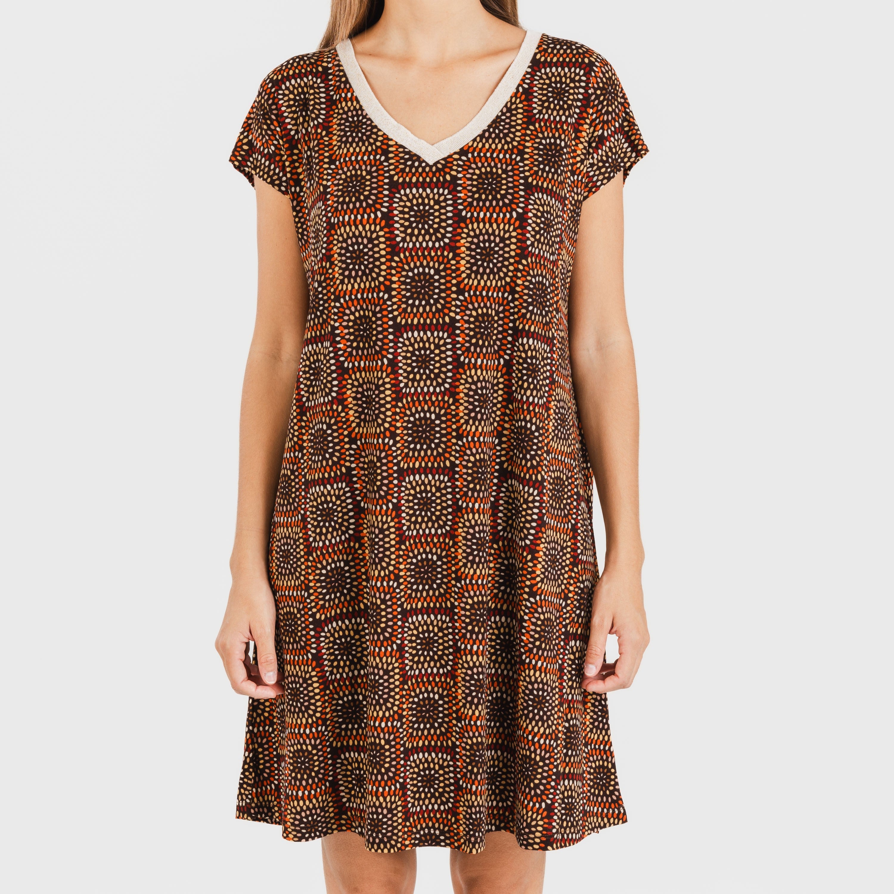 Vestido leve de crepe com mangas fluidas na cor terracota.