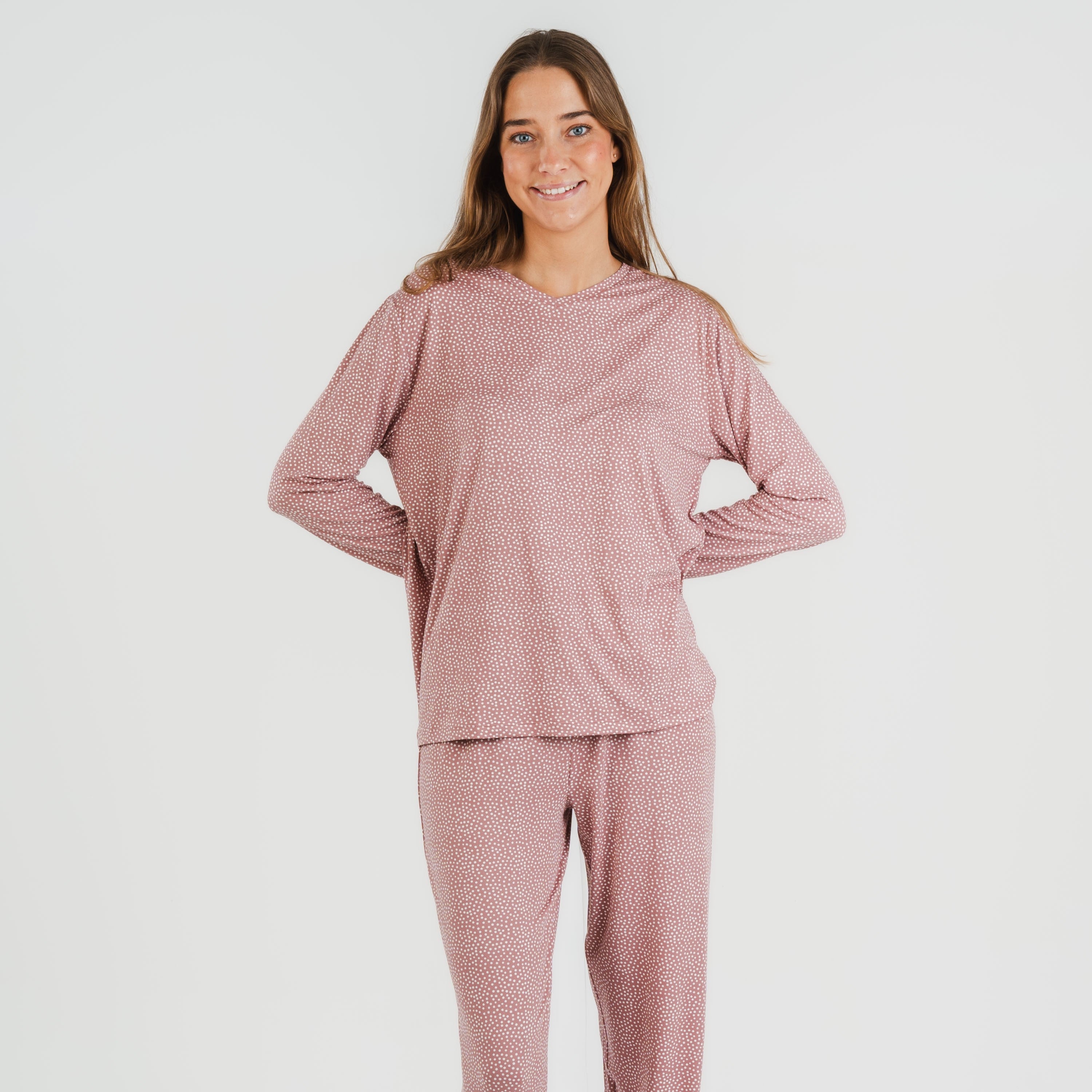 Pijama longo e macio feminino Lolenda nas cores malva e rosa.