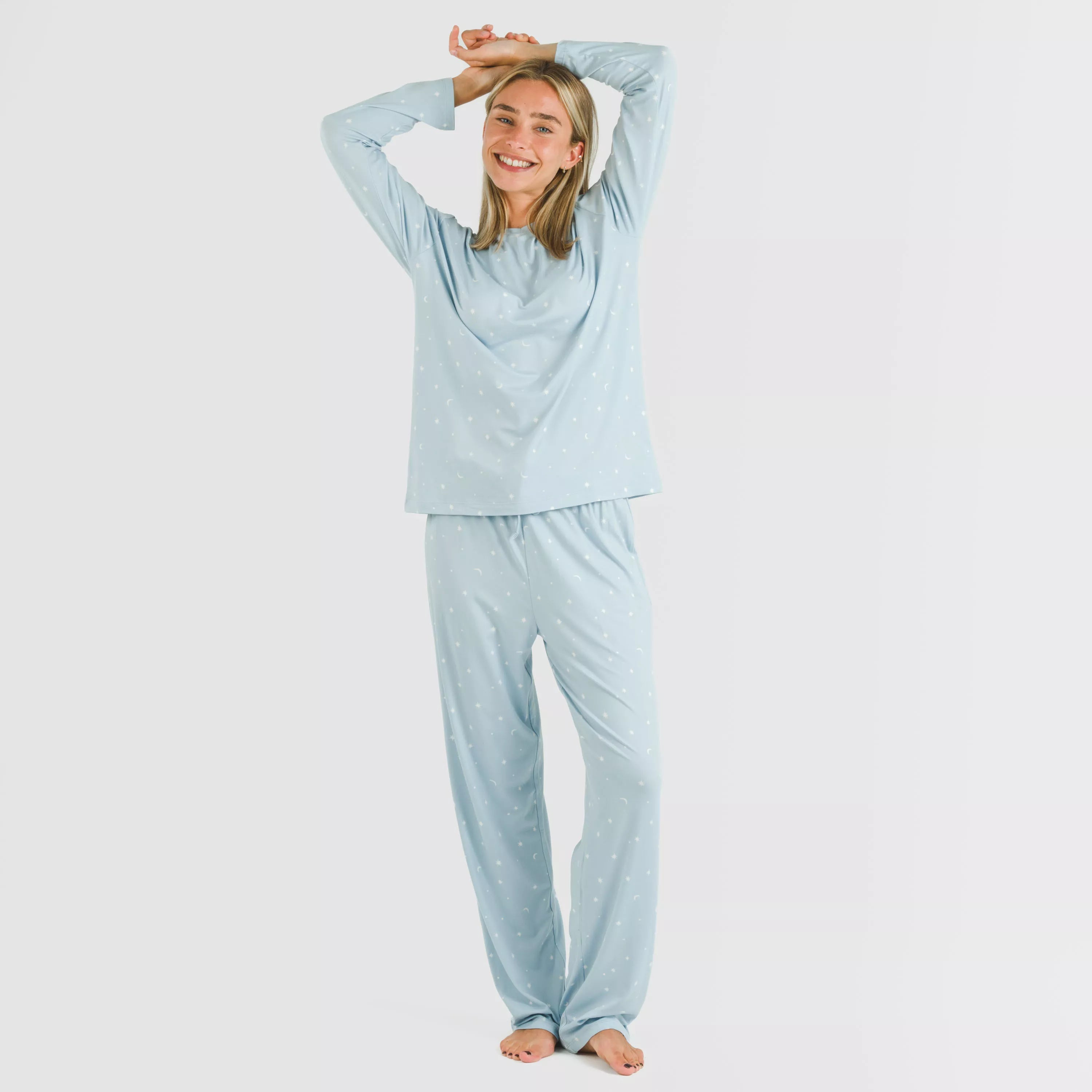 Pijama feminino longo e macio, cor âmbar azul claro.