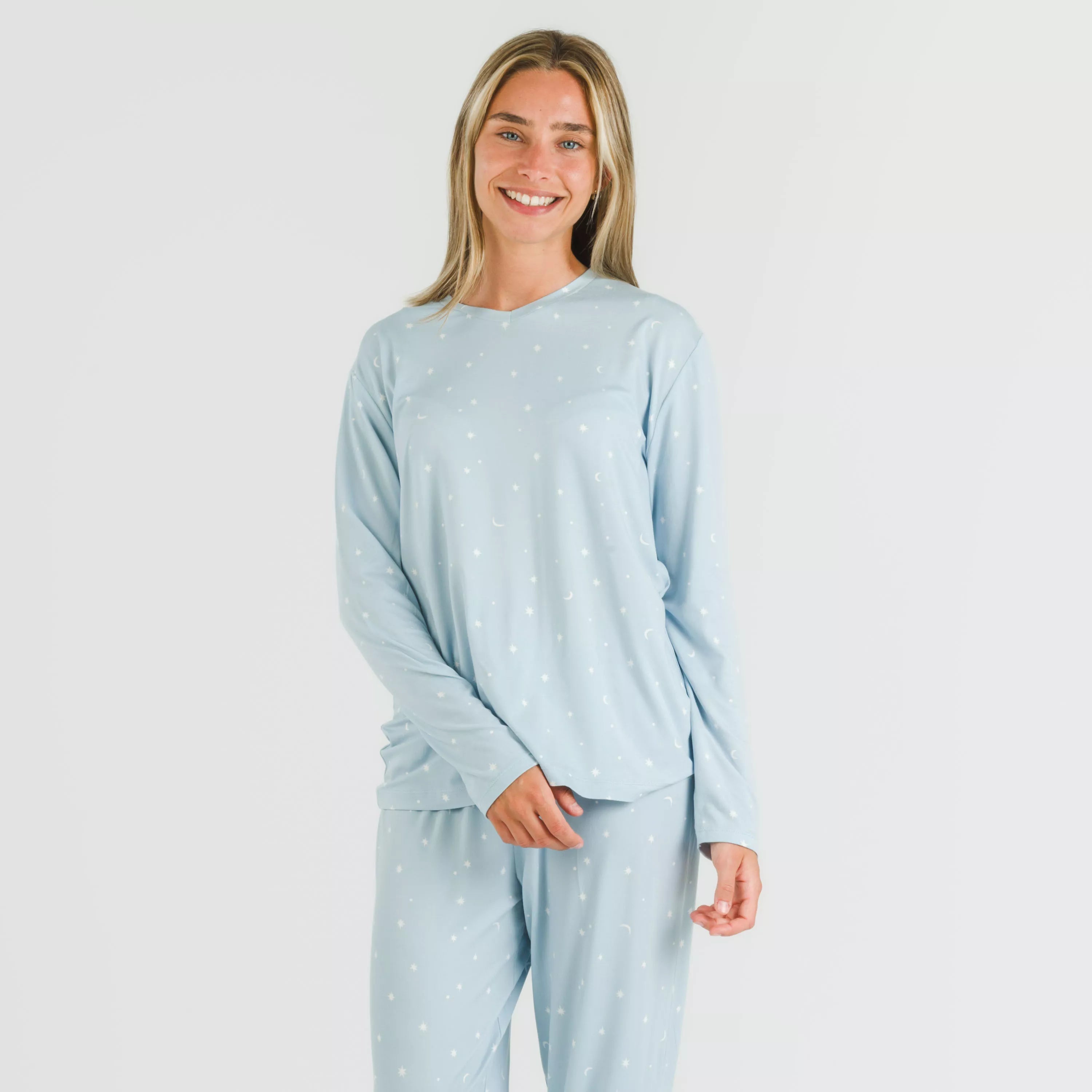Pijama feminino longo e macio, cor âmbar azul claro.