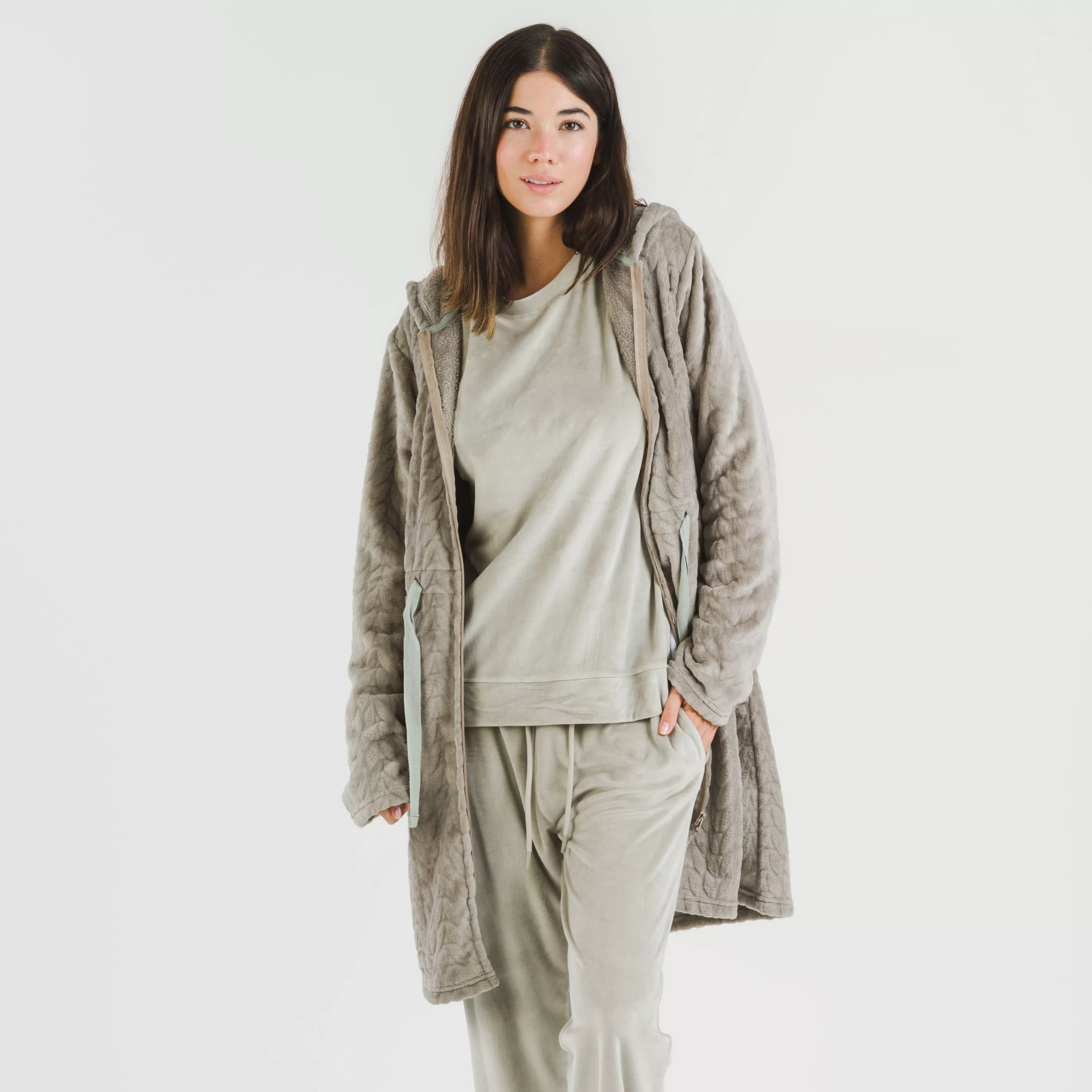 Robe de veludo Devoré liso com capuz.