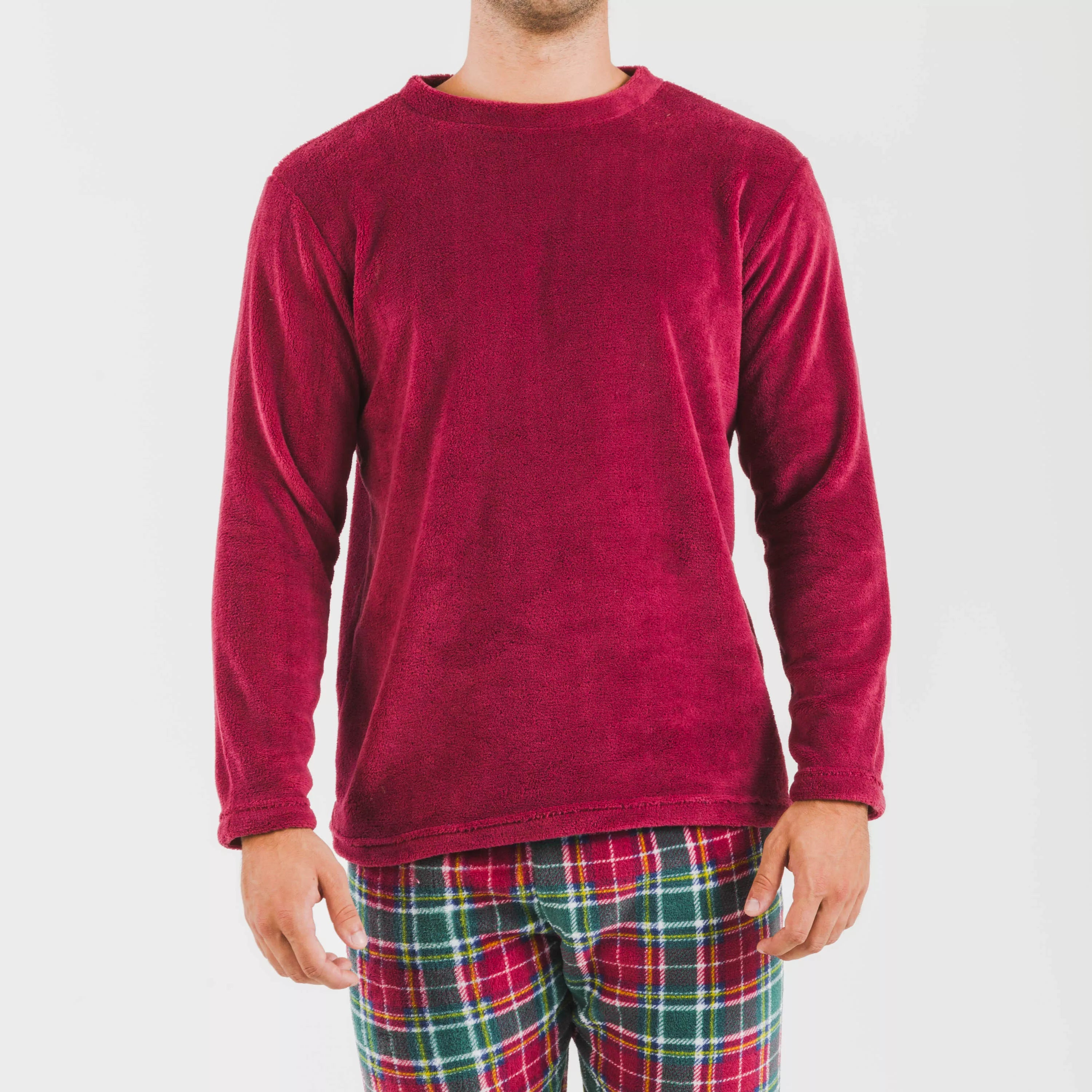 Pijama masculino de lã coral com brincos de argola bordô.