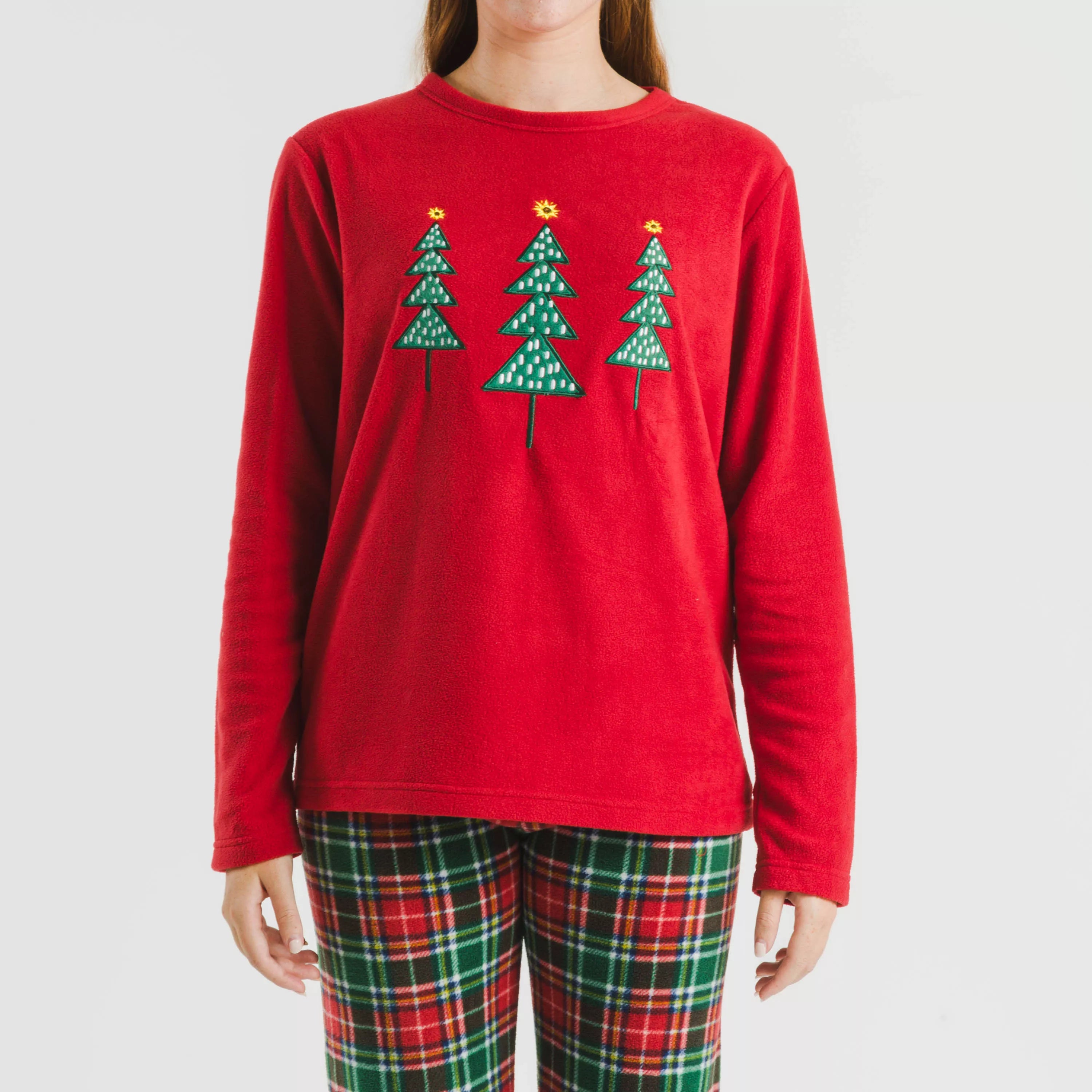 Pijama de lã polar com detalhes em bordô.