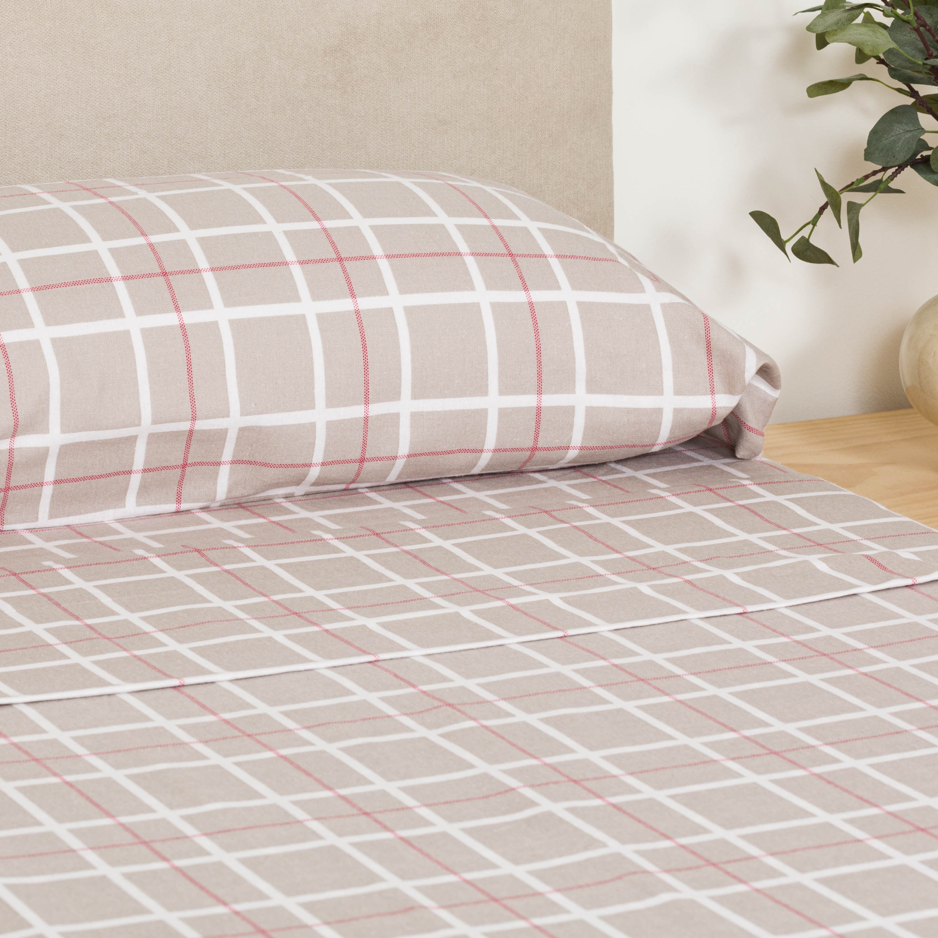 Jogo de lençóis de flanela, xadrez em tons de camelo e taupe.