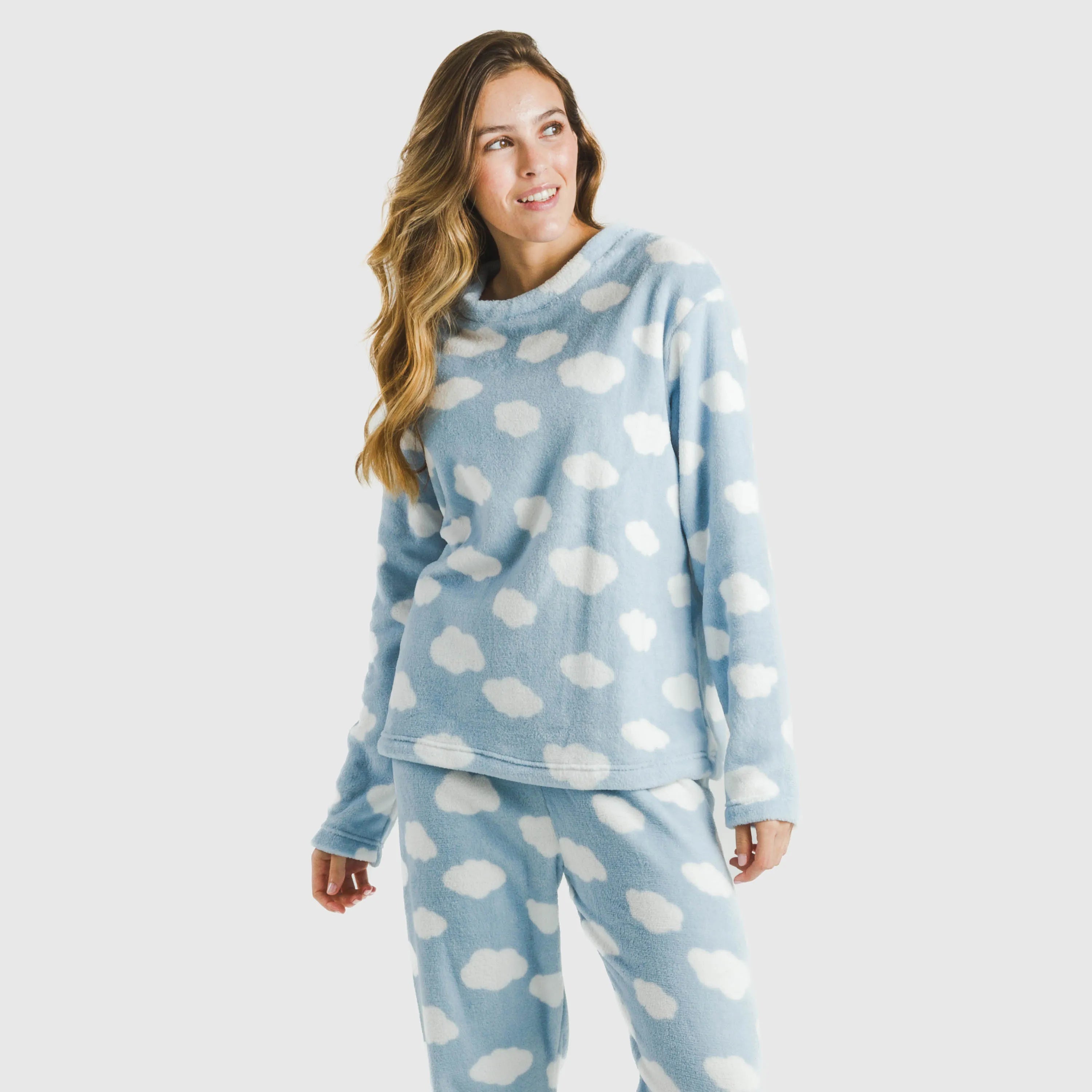 Pijama coral. Nuvenzinha azul clara.