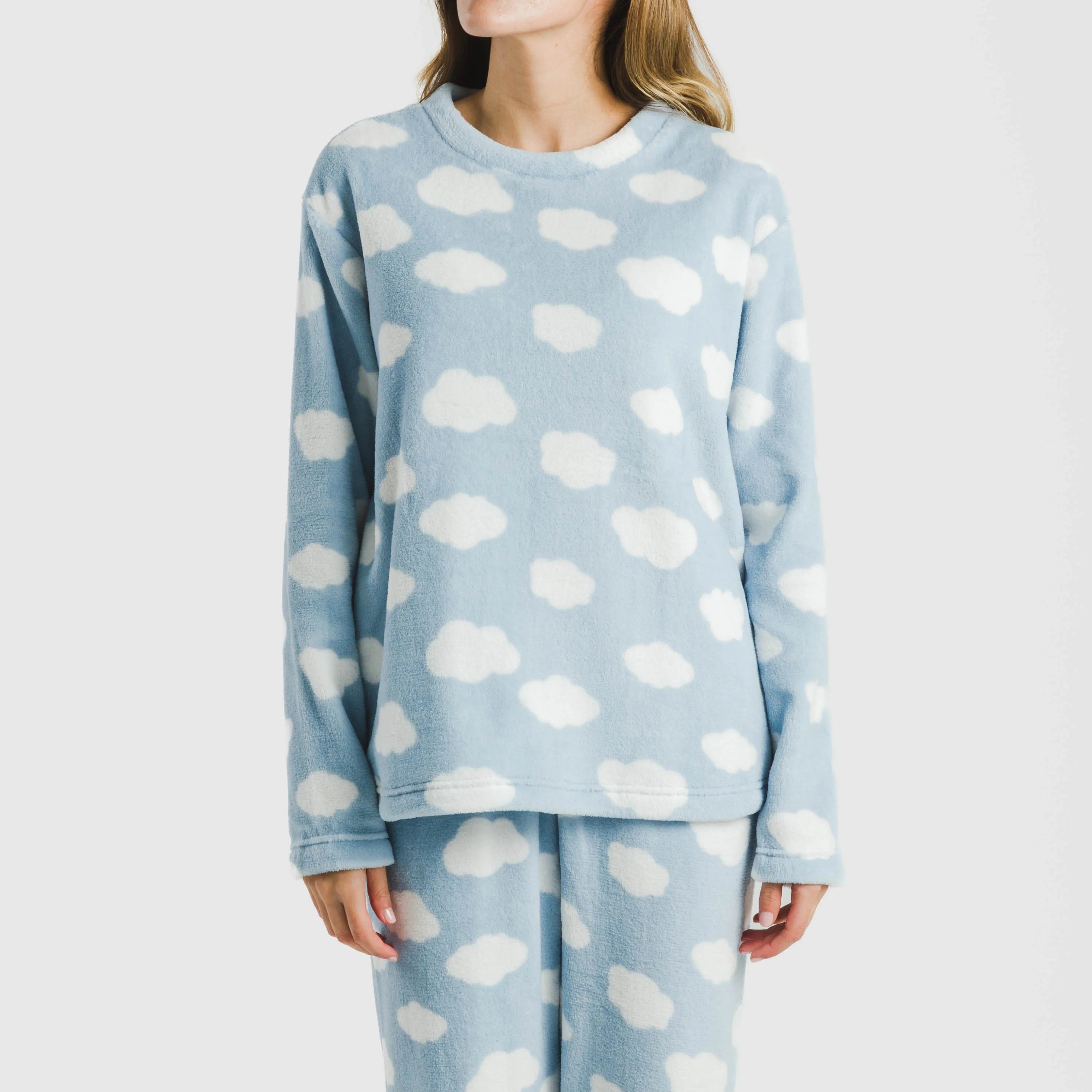 Pijama coral. Nuvenzinha azul clara.