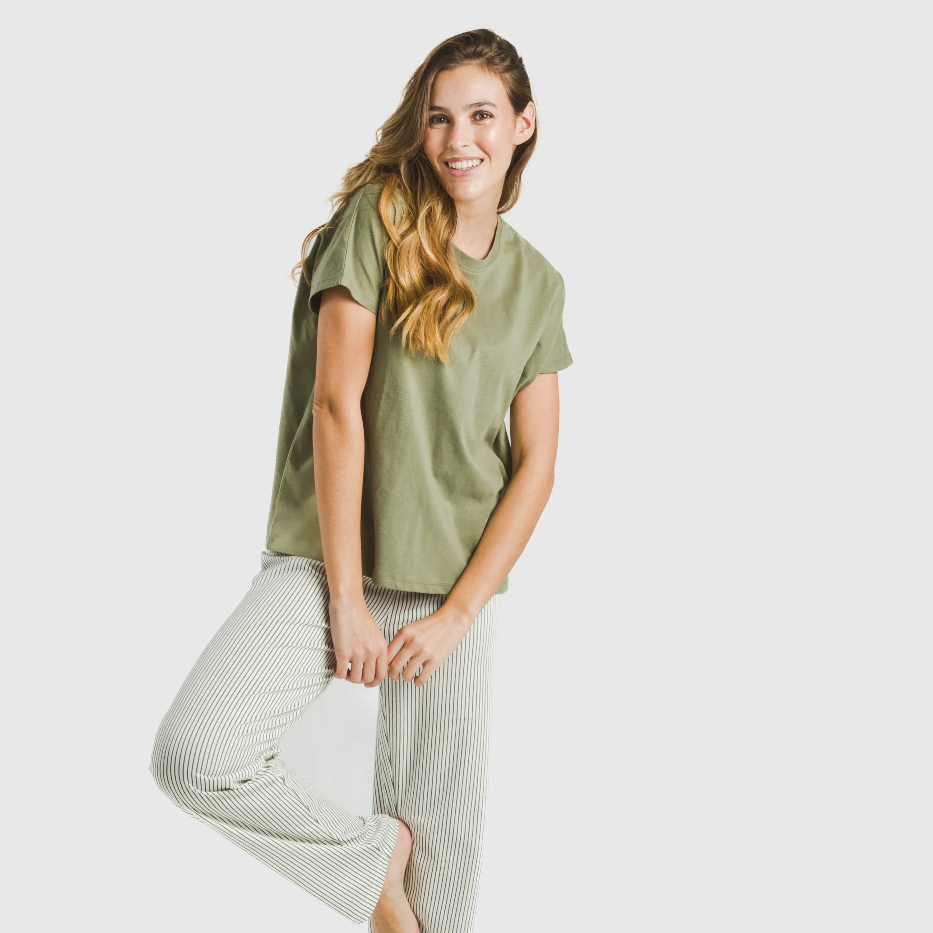 Pijama feminino longo de algodão com mangas largas, estampa listrada moçárabe, verde