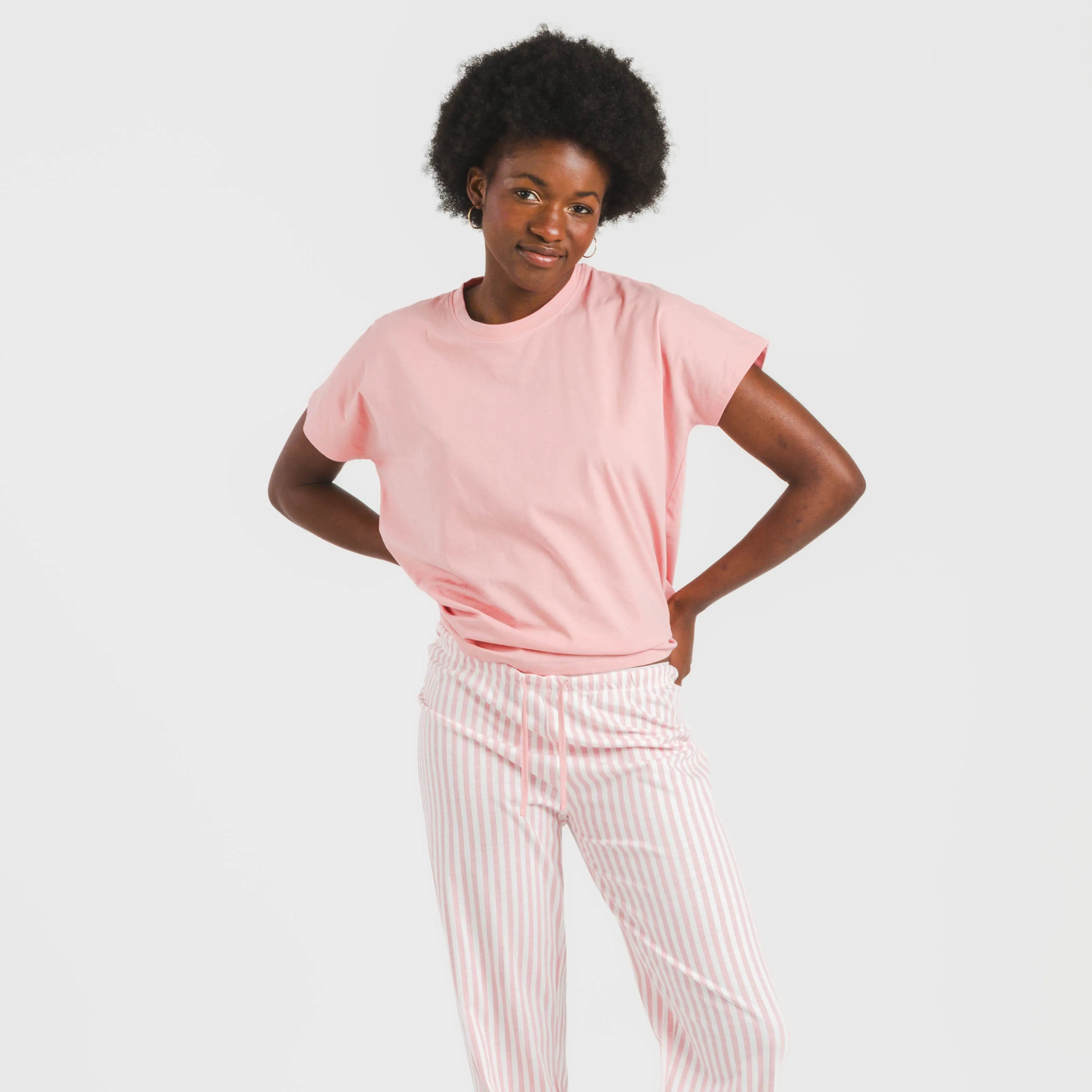 Pijama feminino longo de algodão com mangas fluidas, estampa listrada Kodac, cor marsala.