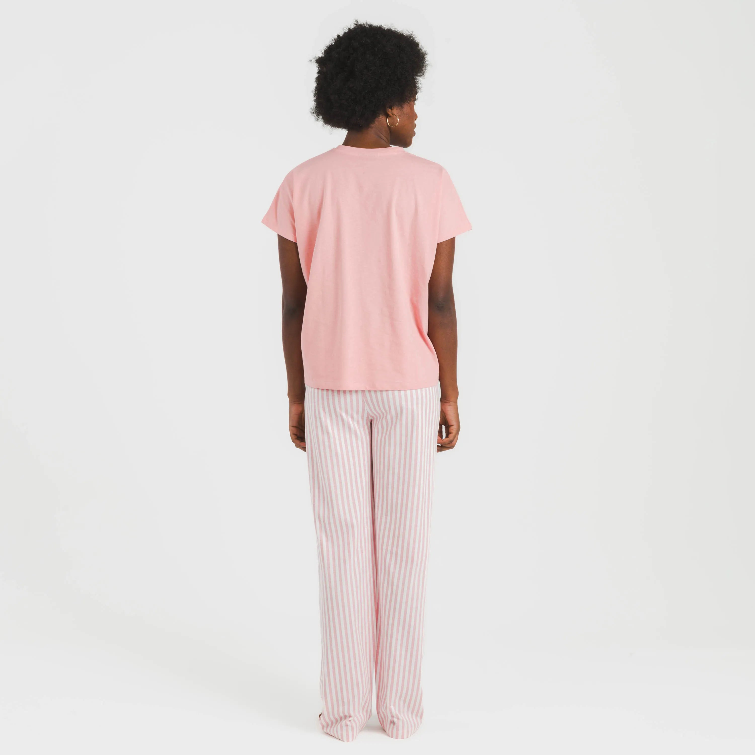 Pijama feminino longo de algodão com mangas fluidas, estampa listrada Kodac, cor marsala.