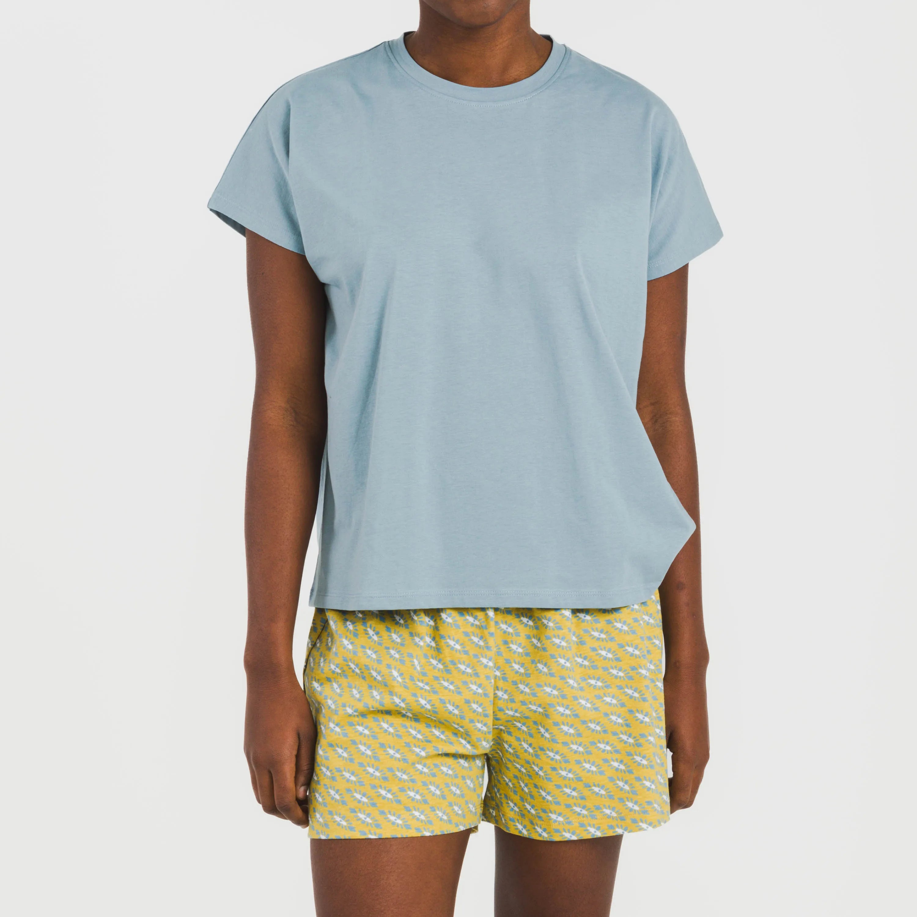 Pijama feminino Sisena de algodão com mangas curtas na cor azul-turquesa.