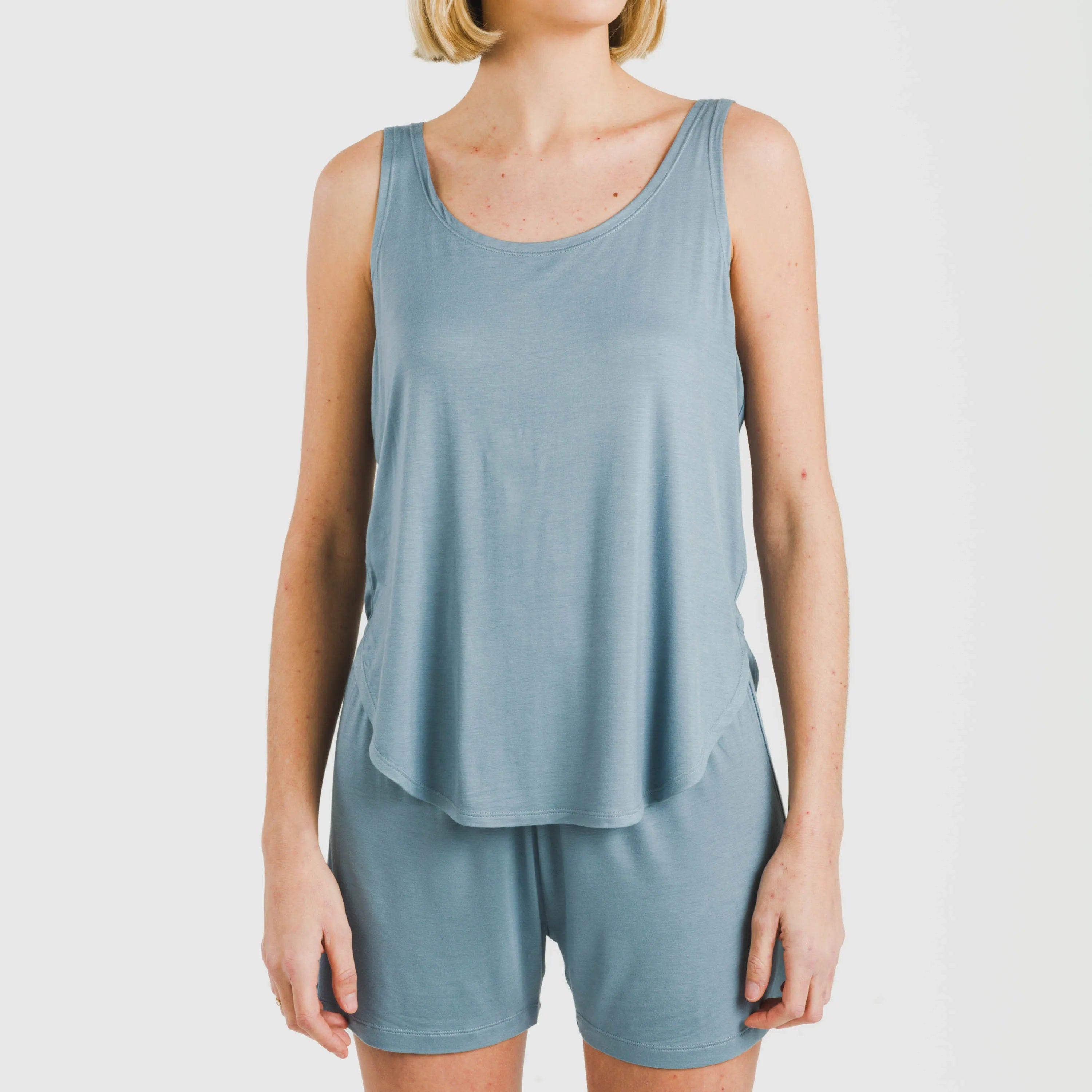 Pijama feminino liso de viscose com suspensórios