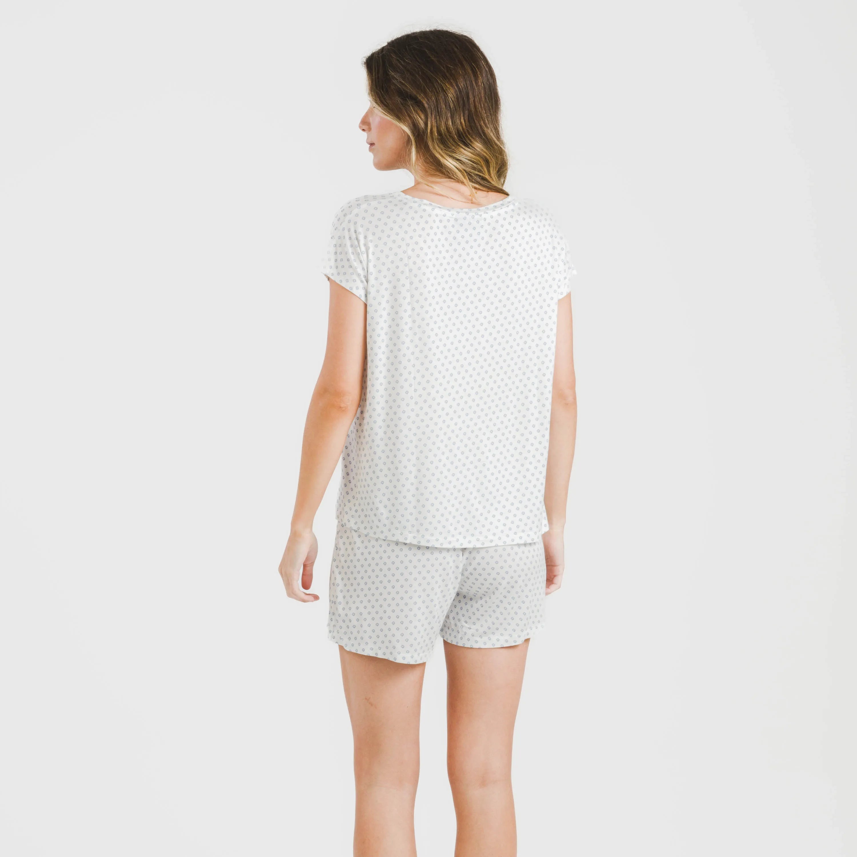 Pijama feminino Verse Indigo de viscose com mangas curtas e modelagem fluida.