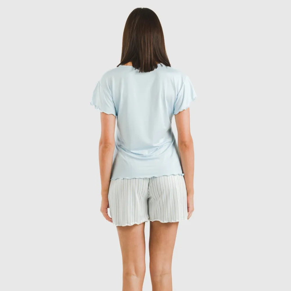 Pijama curto feminino com mangas macias e fluidas, listrado Bill em azul claro.