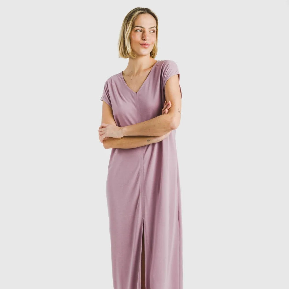 Vestido longo com mangas fluidas, em viscose lisa.