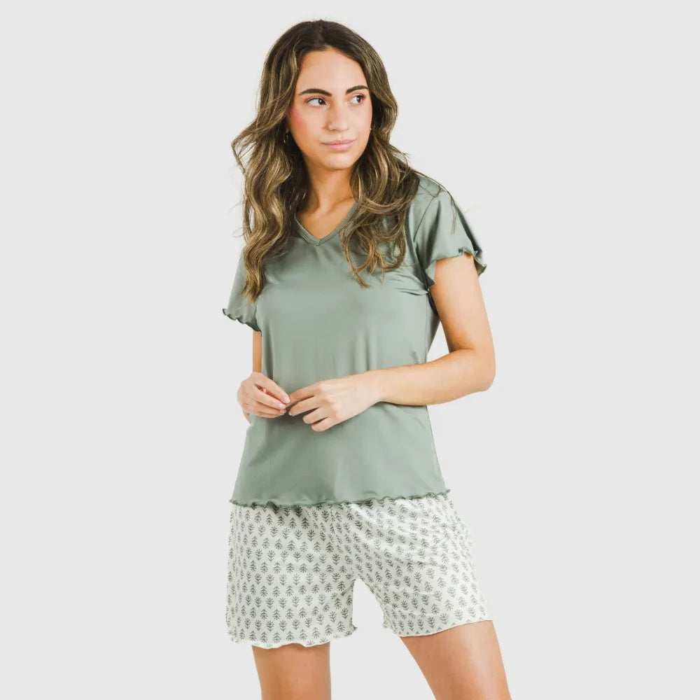 Pijama curto feminino com mangas macias e fluidas, estilo remo verde.