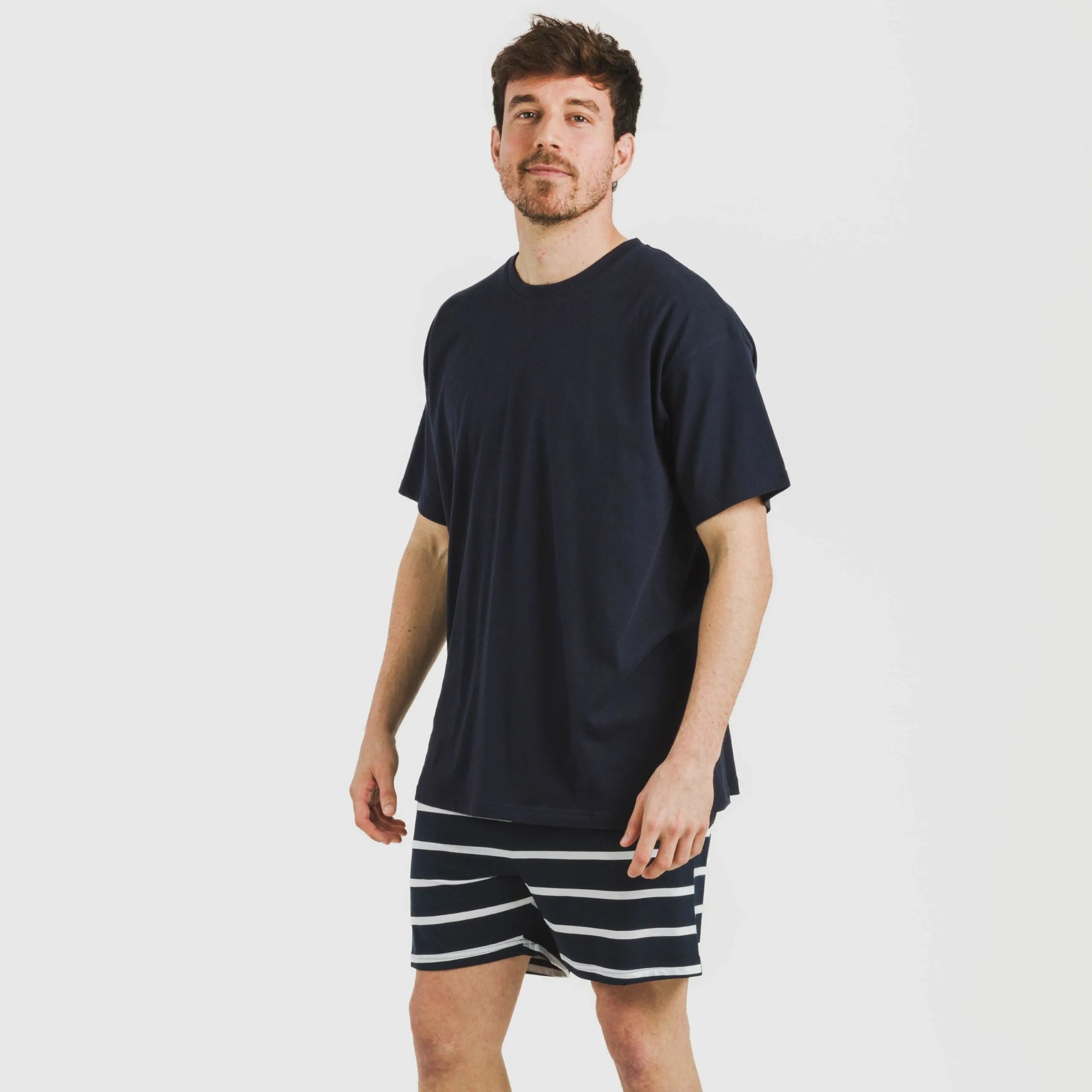Pijama curto masculino de algodão, azul marinho com listras náuticas.