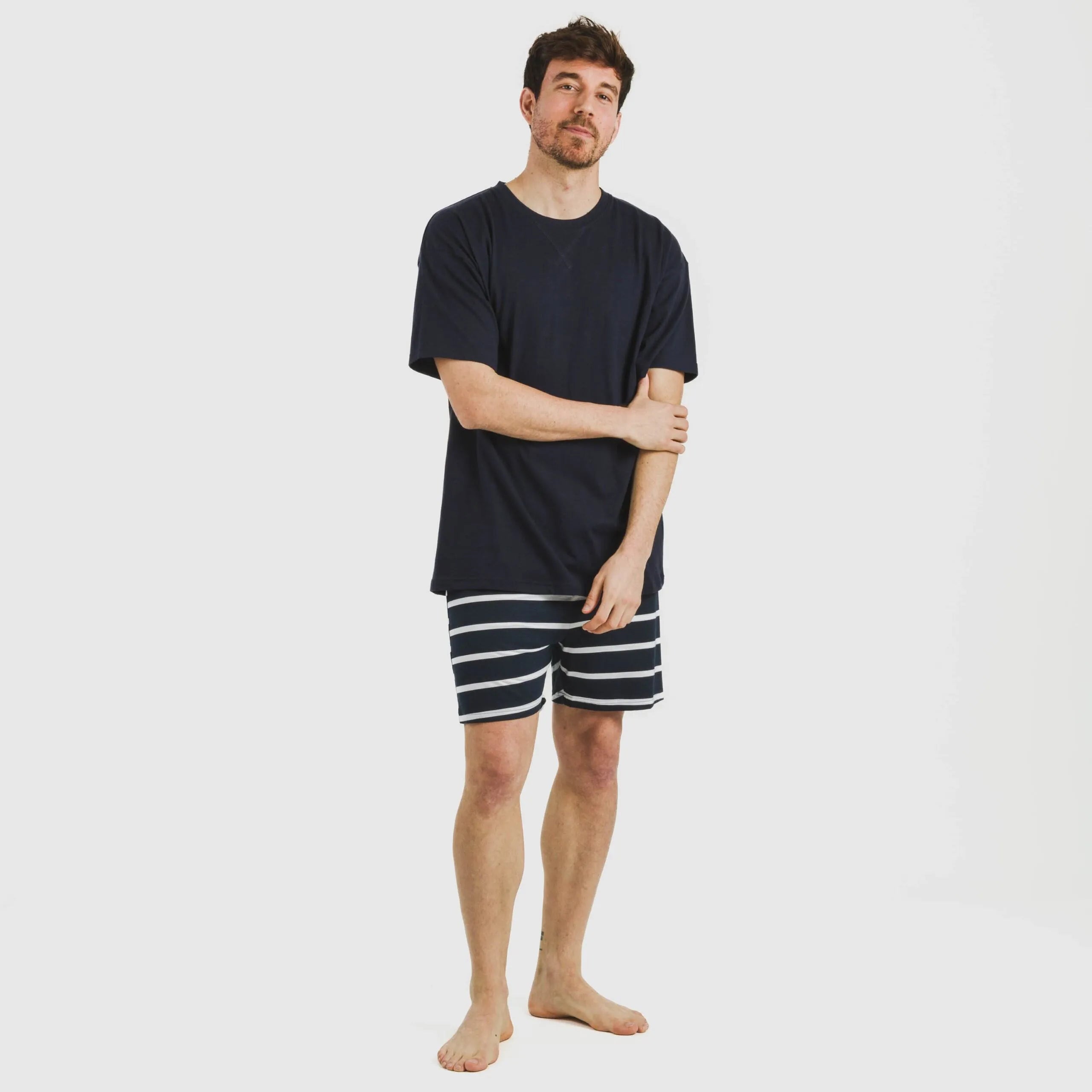 Pijama curto masculino de algodão, azul marinho com listras náuticas.