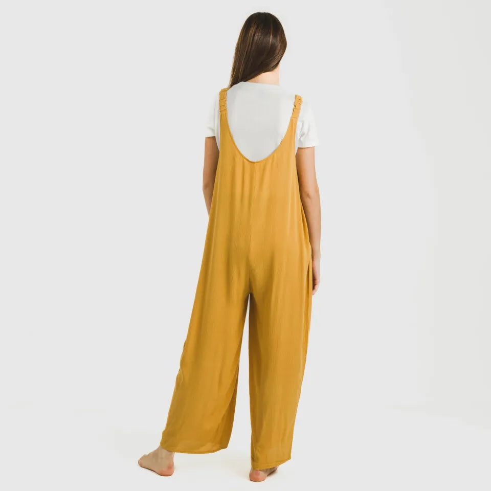 Macacão longo feminino em tecido liso de viscose e algodão.