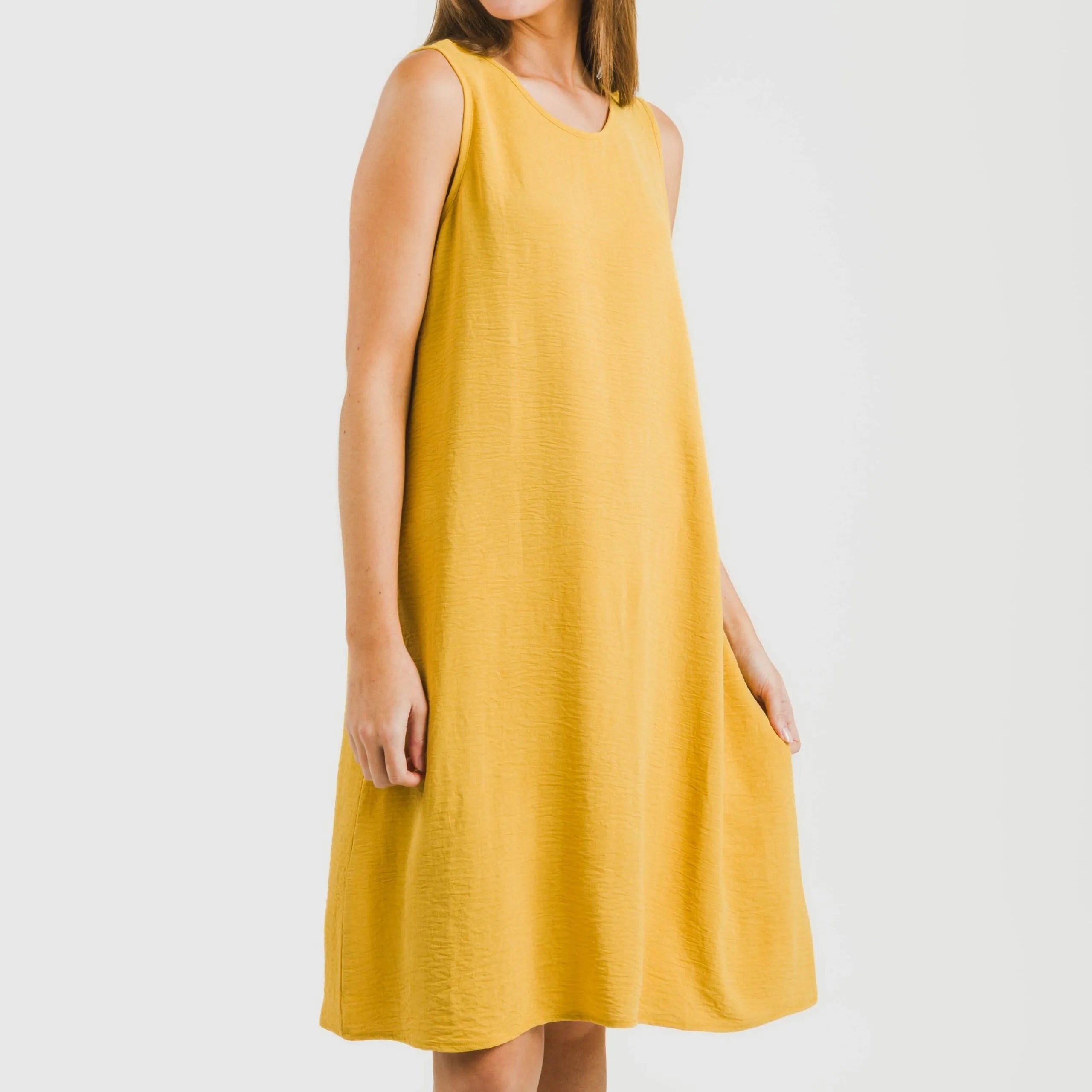 Vestido curto com alças, em musselina de algodão lisa.