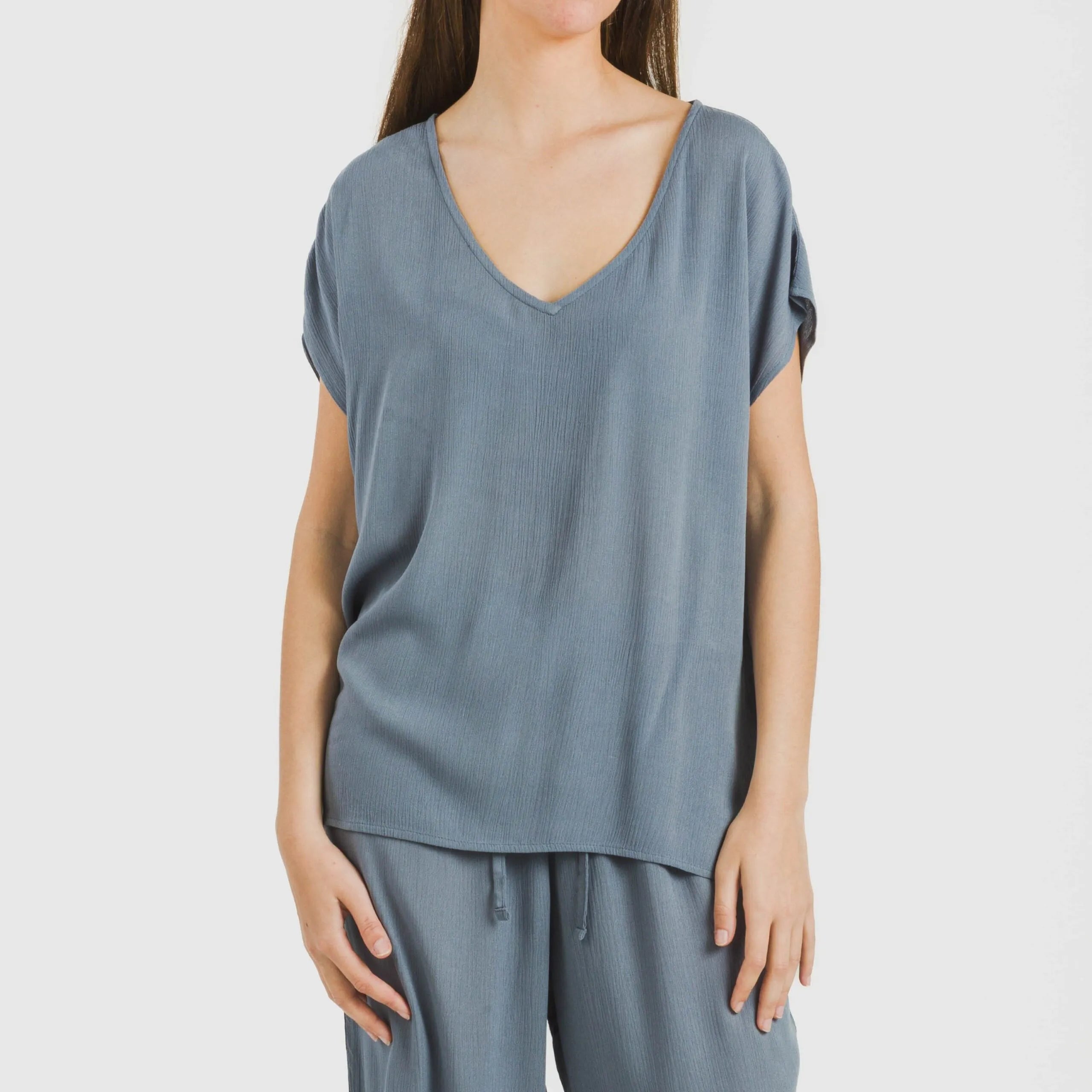 Camiseta de mangas fluidas em mistura lisa de viscose e algodão.