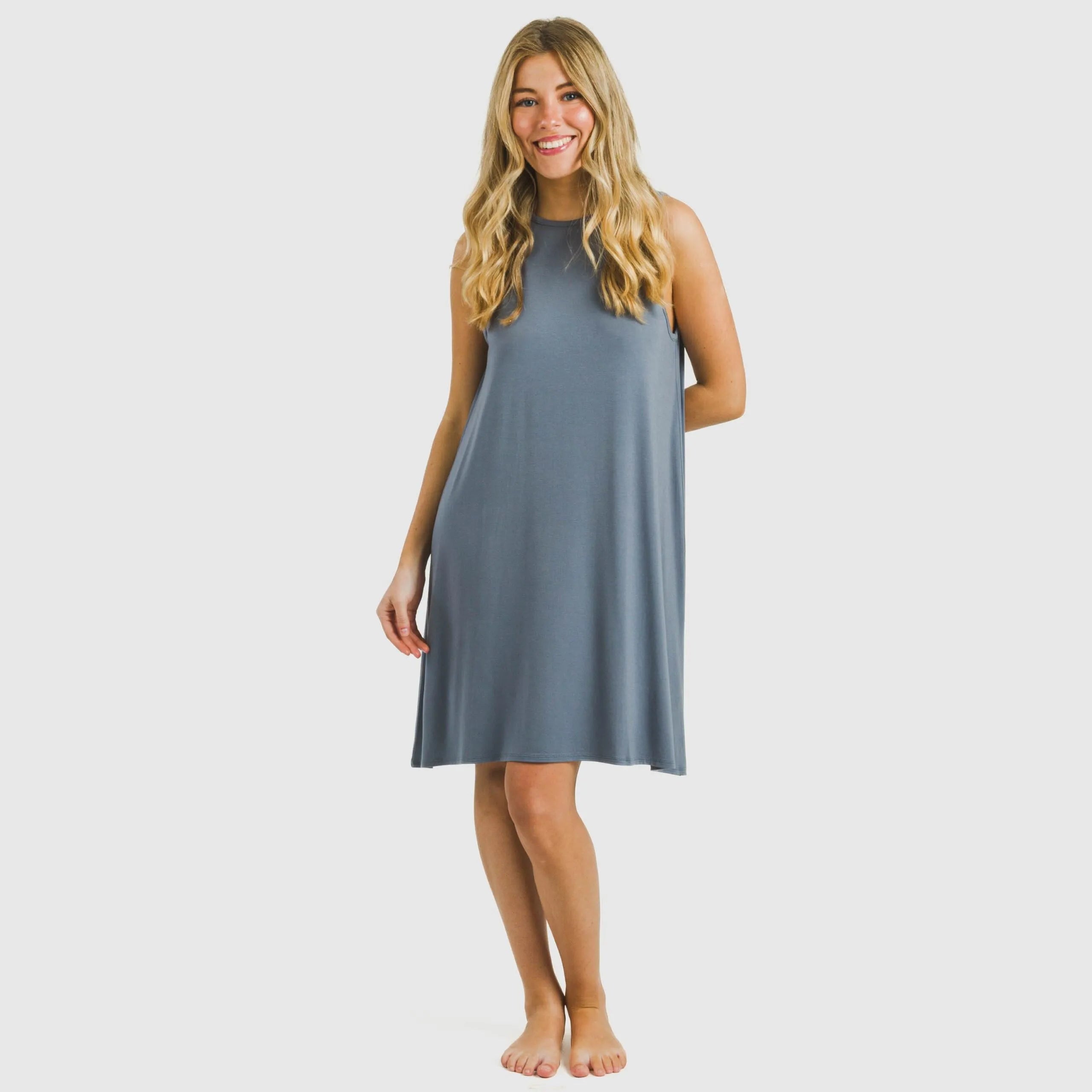 Vestido curto com alças, em viscose lisa.