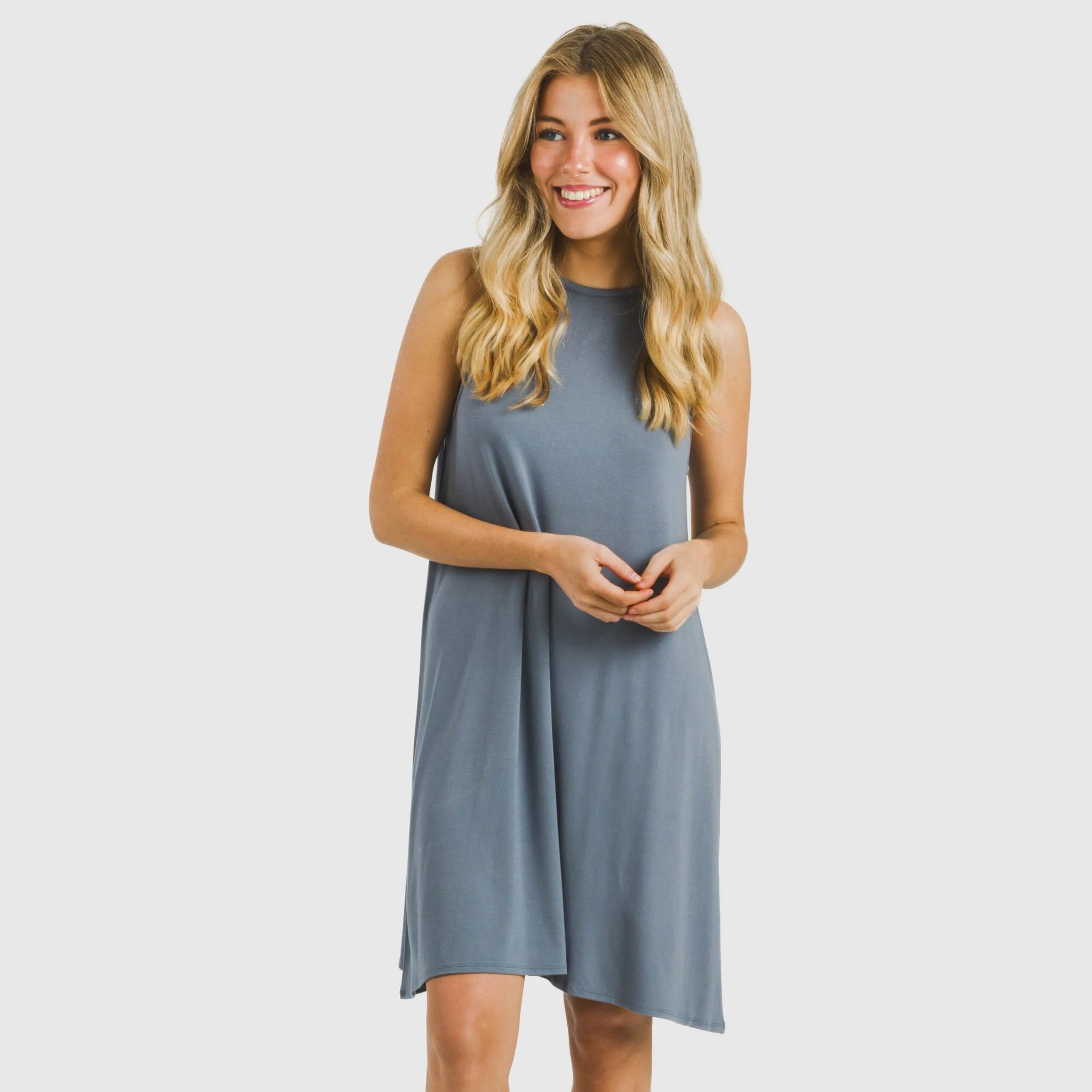 Vestido curto com alças, em viscose lisa.