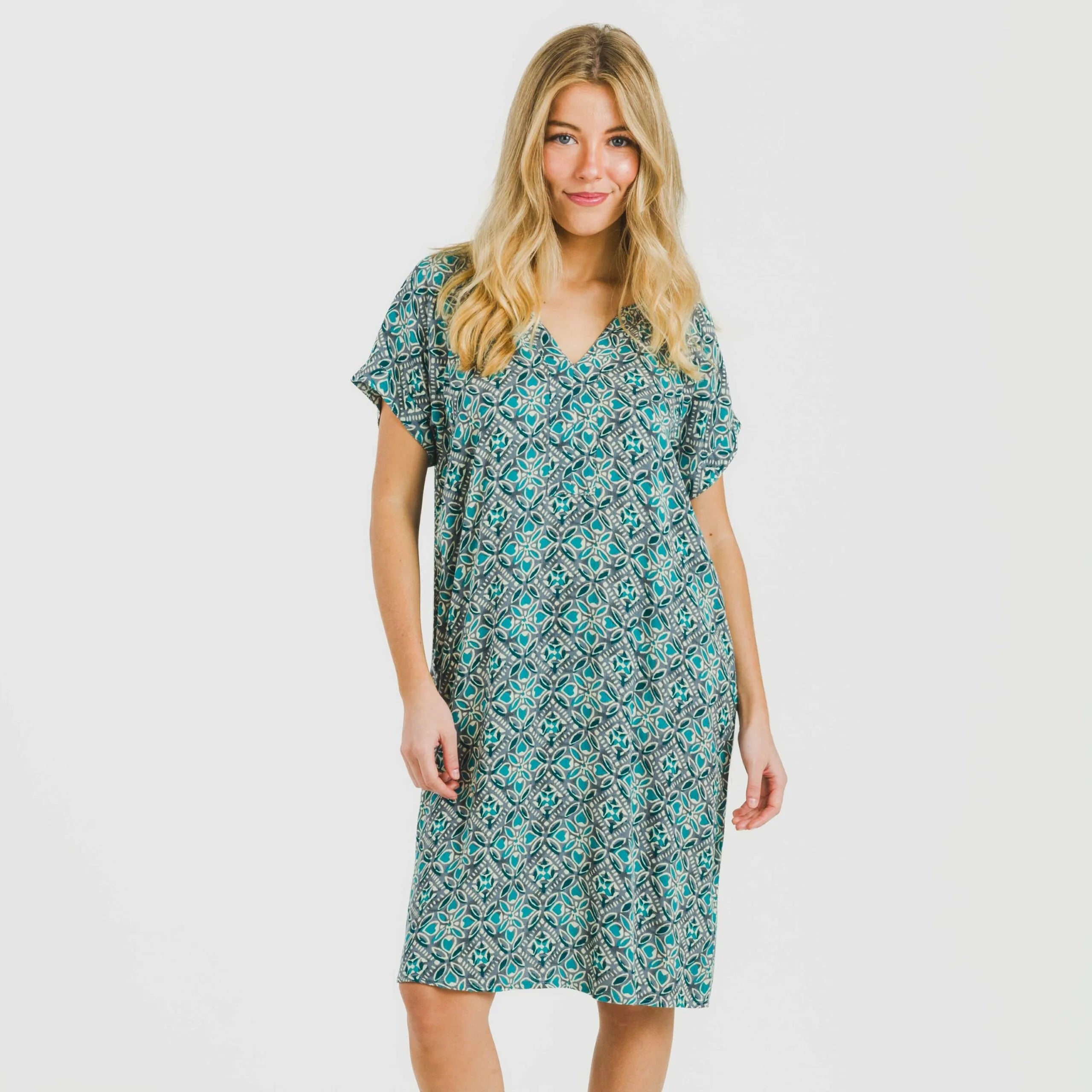 Vestido de viscose de manga curta em tecido fluido, cor Malura aquamarine.