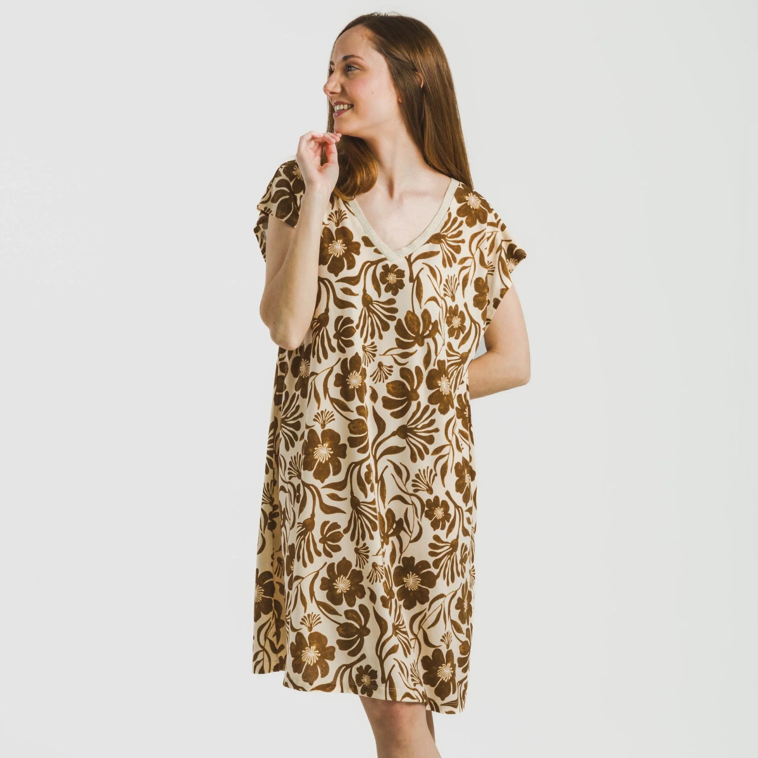 Vestido curto Alexis em crepe marrom com mangas fluidas.